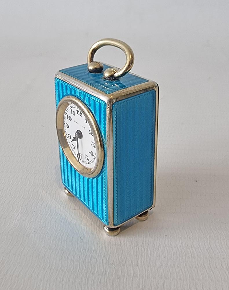 Ein feines Silber und blaue Guilloche-Emaille sub Miniatur Kutsche oder Reise Uhr von Tiffany's, die die Einzelhändler waren. Schönes, gedrechseltes Muster, weißes Emailzifferblatt mit arabischen Ziffern, markiert 