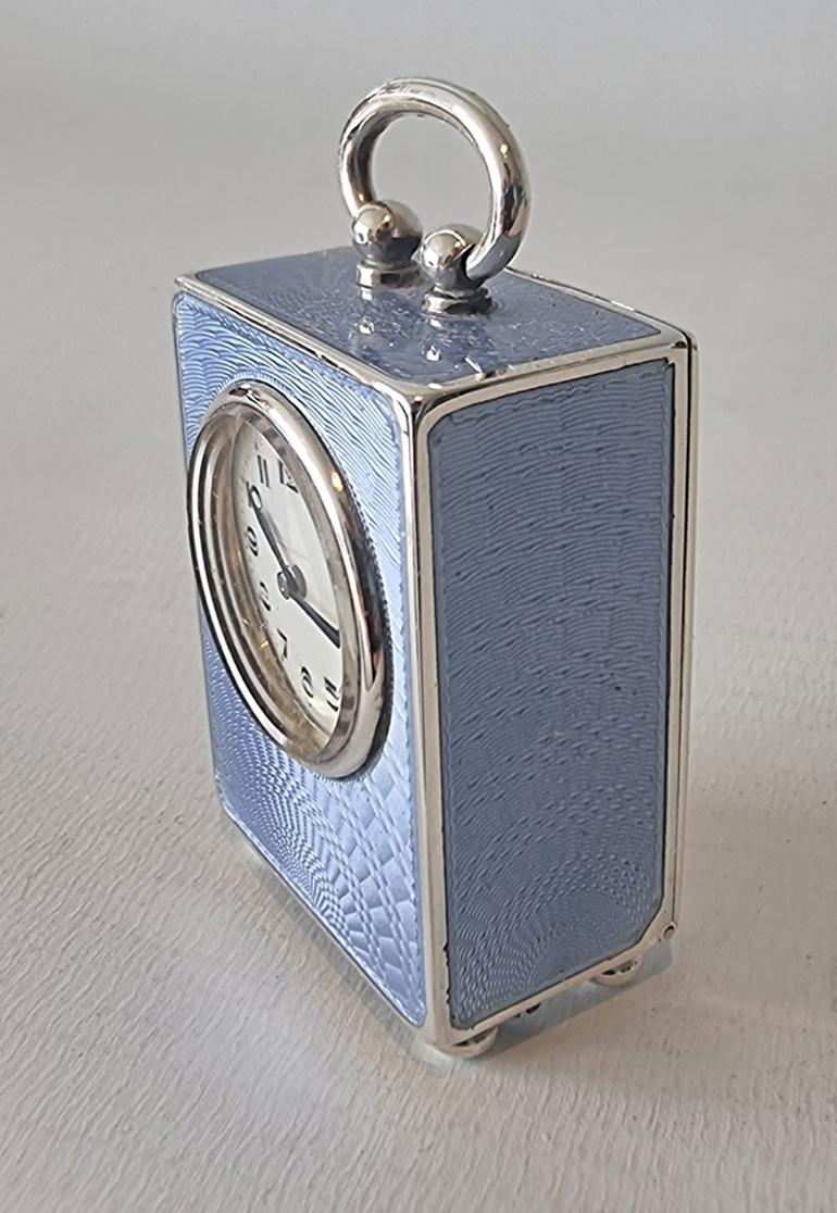 Una fina pieza de plata de principios del siglo XX y esmalte guilloché lila  Reloj de carruaje o de viaje en miniatura en estuche de cuero original marcado para los minoristas, Charles Frodsham (1810 - 1871), que fue un distinguido horólogo, quien