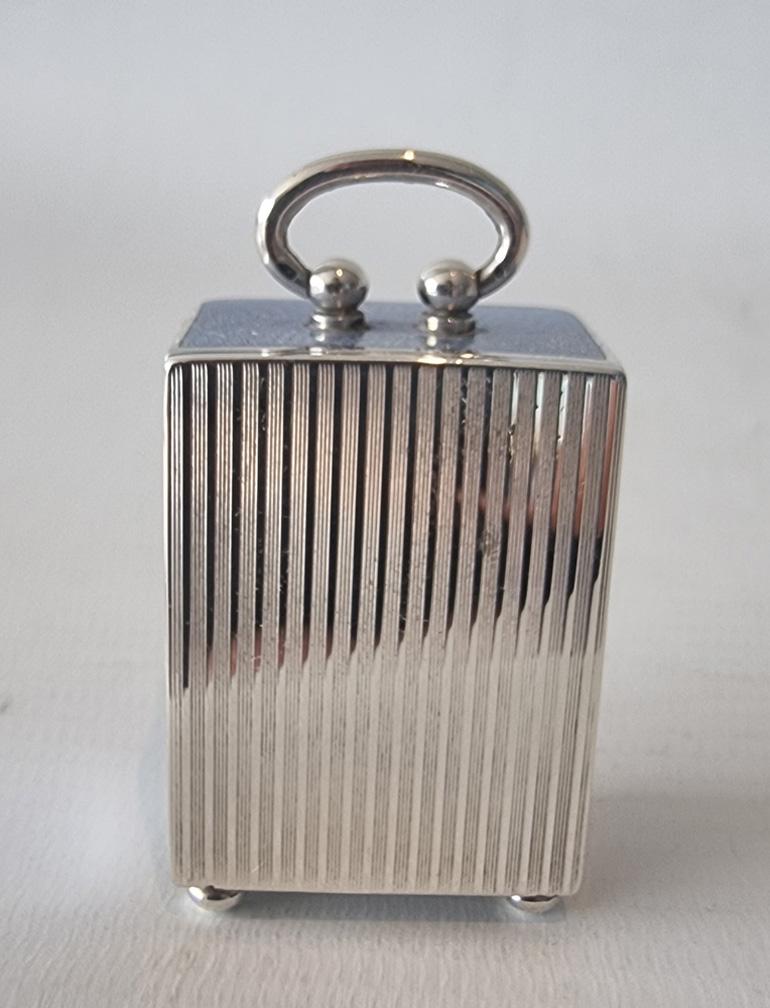 Reloj de carruaje subminiatura de plata y esmalte guilloché lila en estuche original principios del siglo XX en venta