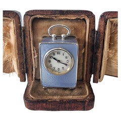 Reloj de carruaje subminiatura de plata y esmalte guilloché lila en estuche original