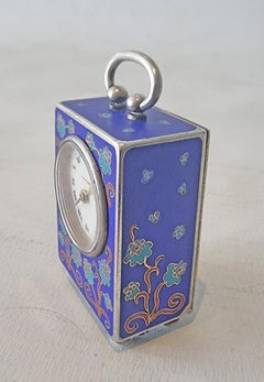 Horloge de salon ou de boudoir subminiature en émail cloisonné argenté, signée Zenith