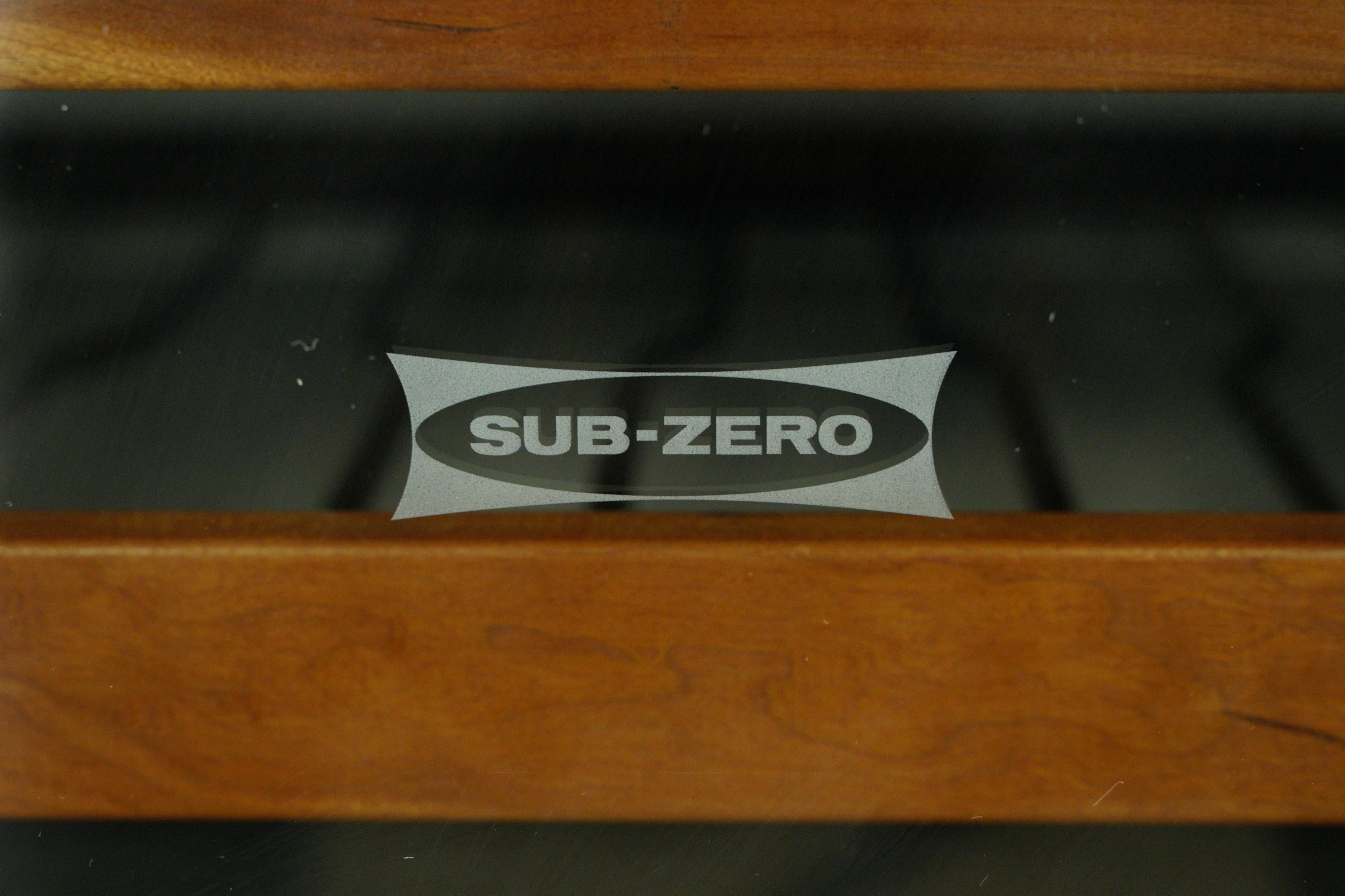 Sub Zero 24 inch Under Counter Built In Wine Chiller In Good Condition For Sale In New York, NY