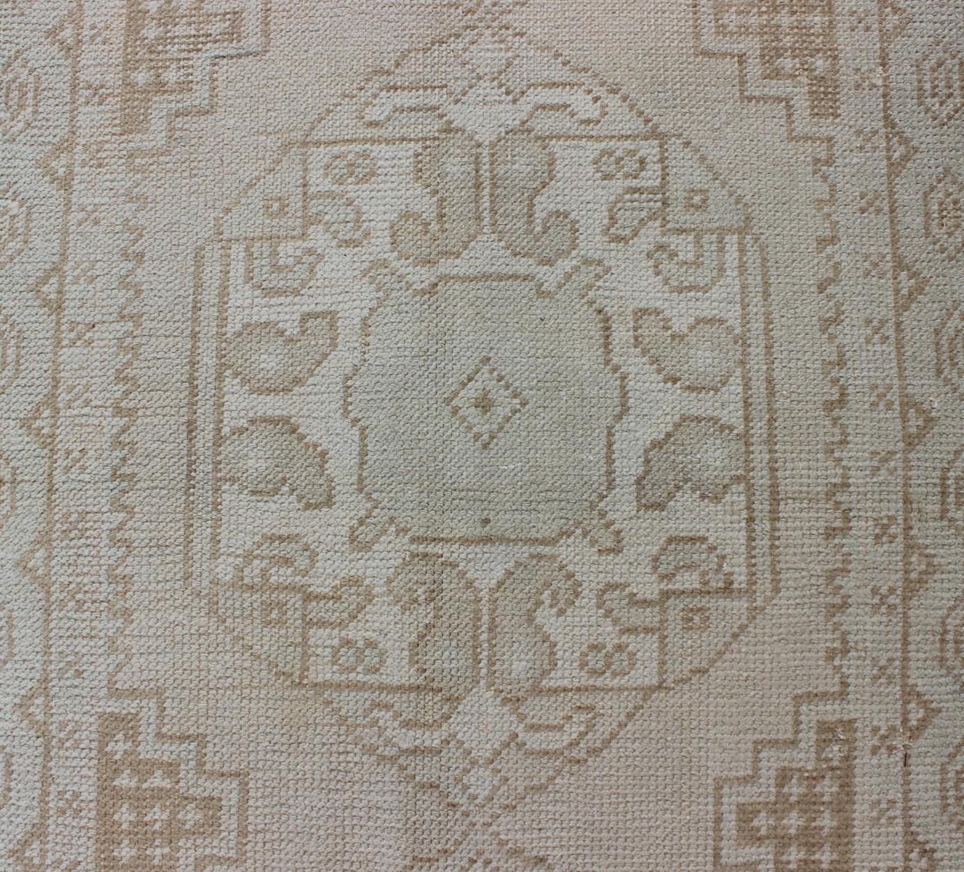 Gedämpfter türkischer Oushak-Läufer im Vintage-Stil mit Medaillons im Zustand „Gut“ im Angebot in Atlanta, GA