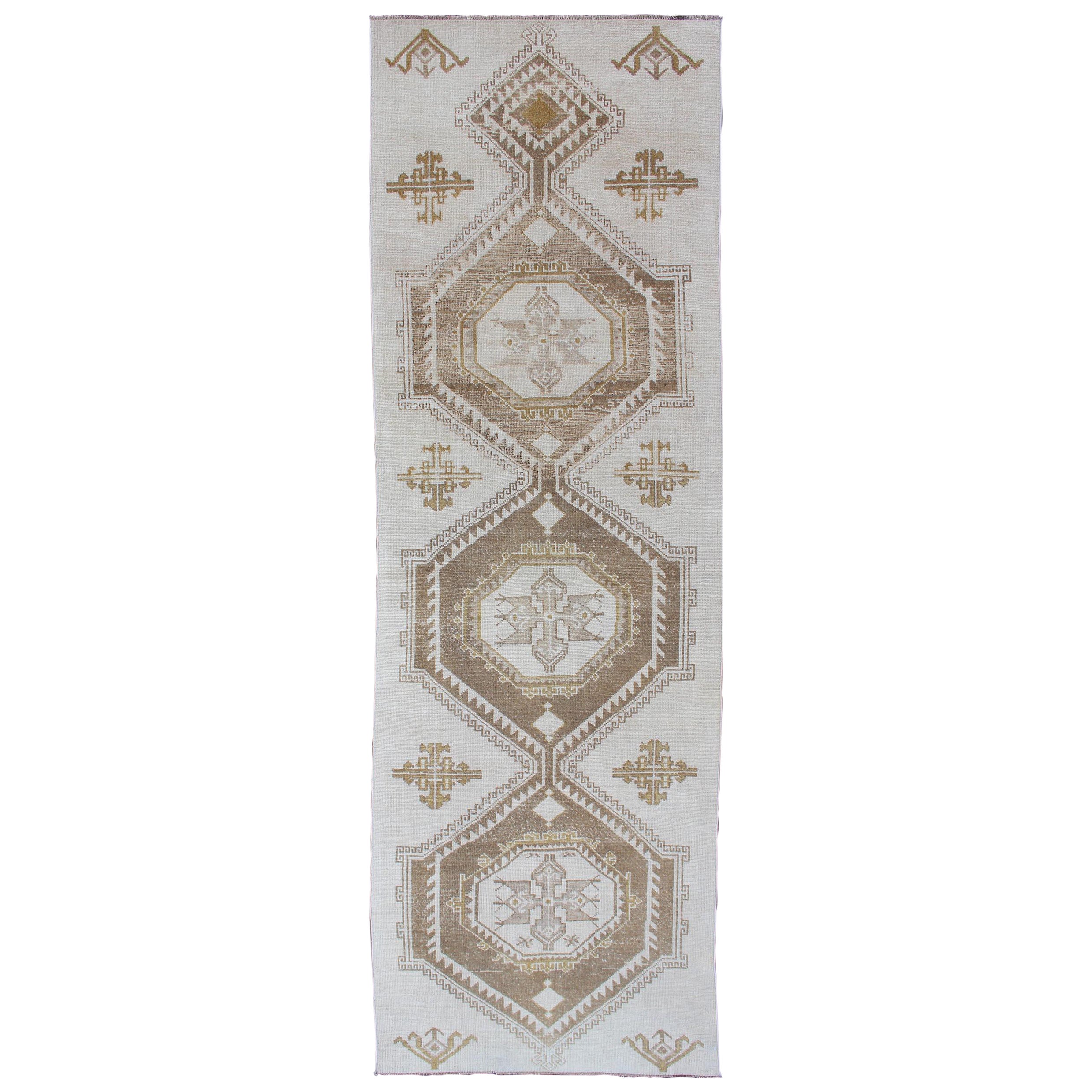 Türkischer Oushak-Läufer im Vintage-Stil mit Medaillons in Creme und Braun, gedämpft
