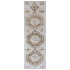 Türkischer Oushak-Läufer im Vintage-Stil mit Medaillons in Creme und Braun, gedämpft