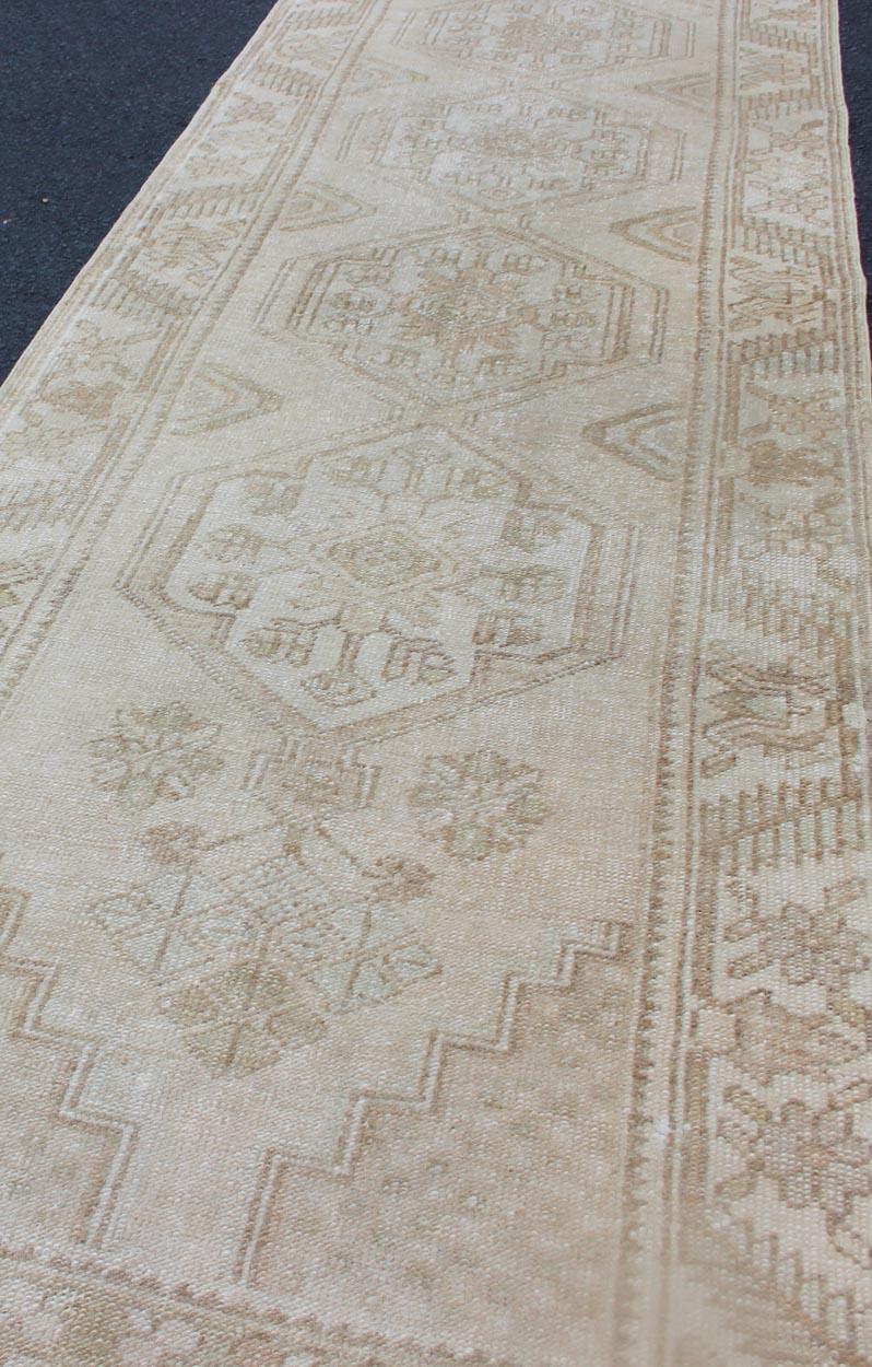 Türkischer Oushak-Läufer im gedämpften Vintage-Stil mit Medaillons in weichem Creme im Angebot 4