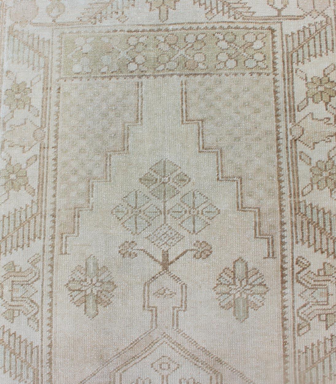 Subdued Vintage Turkish Oushak Runner with Medallions in Soft Cream For Sale 3