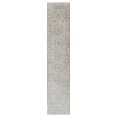 Türkischer Oushak-Läufer im gedämpften Vintage-Stil mit Medaillons in weichem Creme