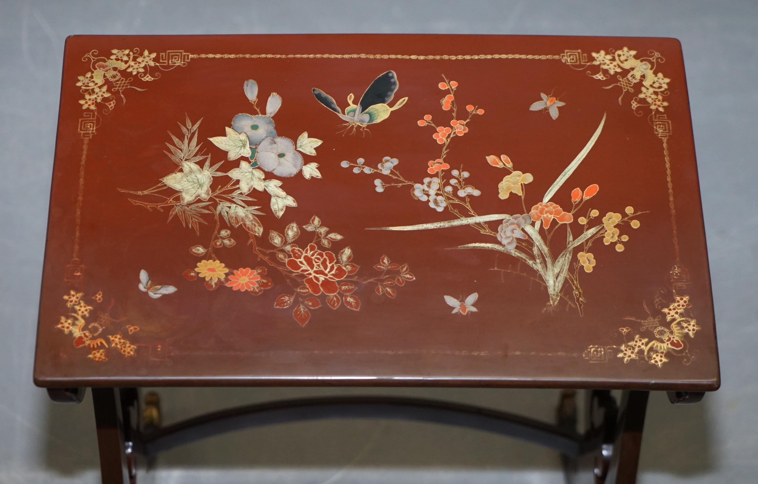 Sublim Nest of 4 circa 1880 Chinese Export Brown Lacqurered Tables Hand Painted For Sale 5