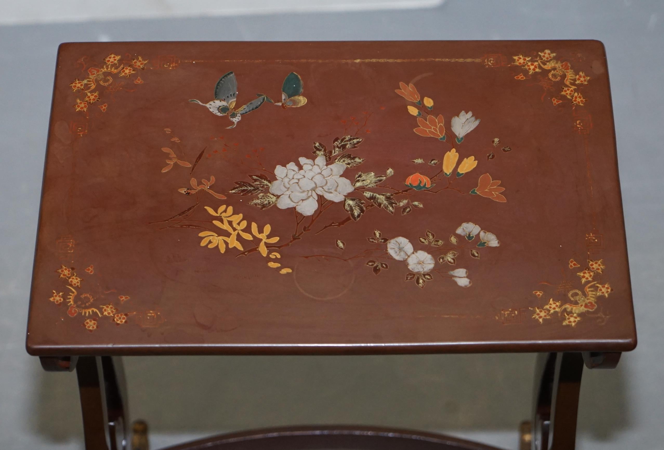 Sublim Nest of 4 circa 1880 Chinese Export Brown Lacqurered Tables Hand Painted For Sale 7