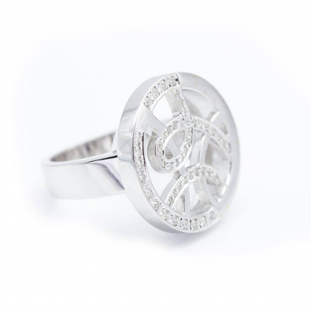 Anello SUBLIM in oro bianco per donna : 49 diamanti in taglio Brilliante con un peso totale approssimativo di 0,26 carati in qualità H/VS : Misura 14 : Oro bianco 18 kt. : 13,85 grammi.  Prodotto nuovo di zecca I Ref: N102901