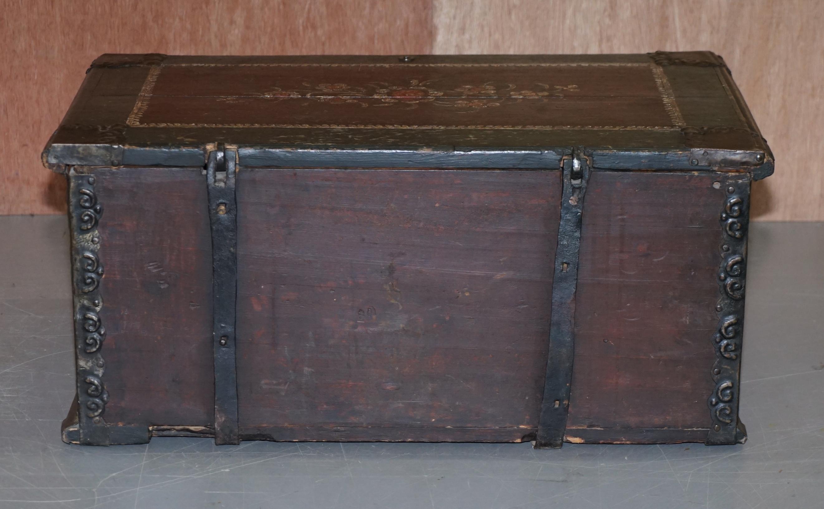 Sublime coffre ou malle portugais daté de 1797, peint à la main, pour table basse en lin en vente 4
