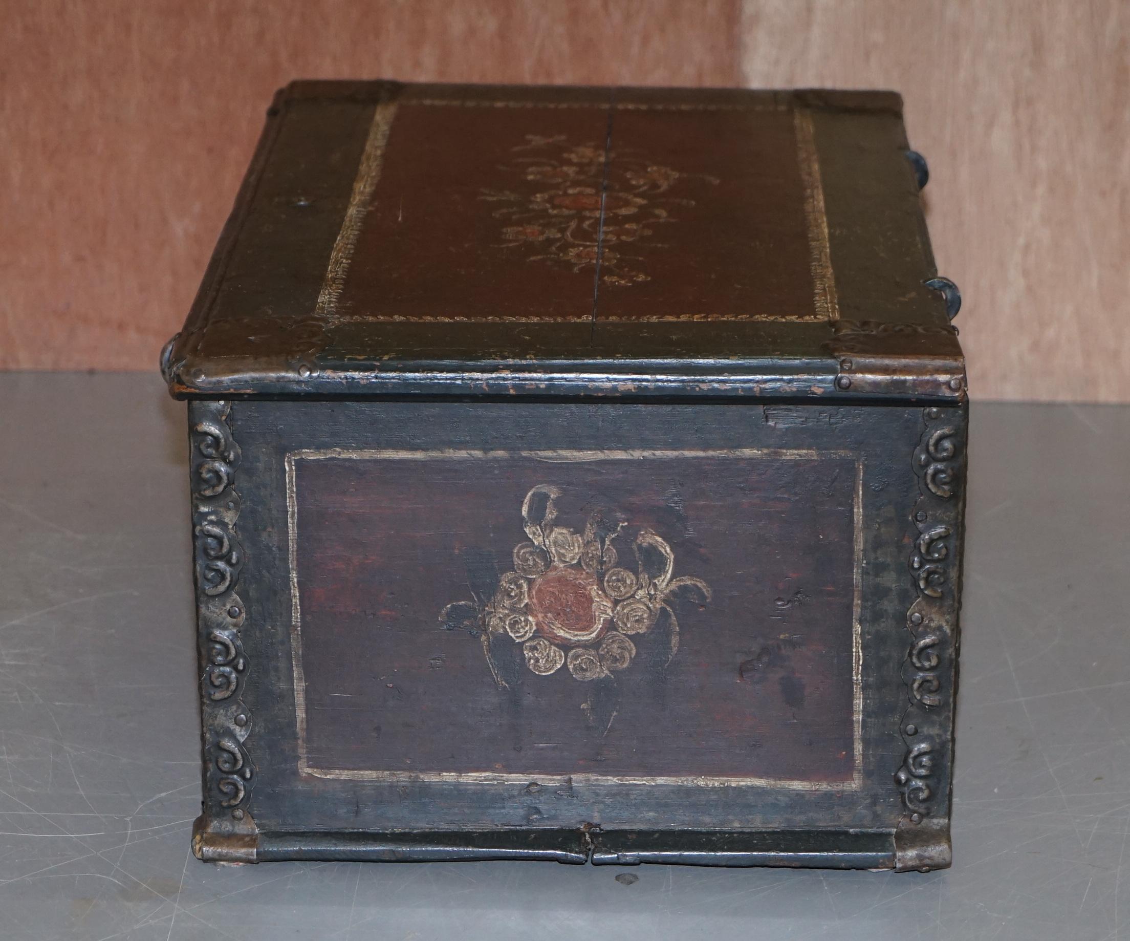 Sublime 1797 Dated Hand Paitned Portugese Chest or Trunk for Linens Coffee Table For Sale 4