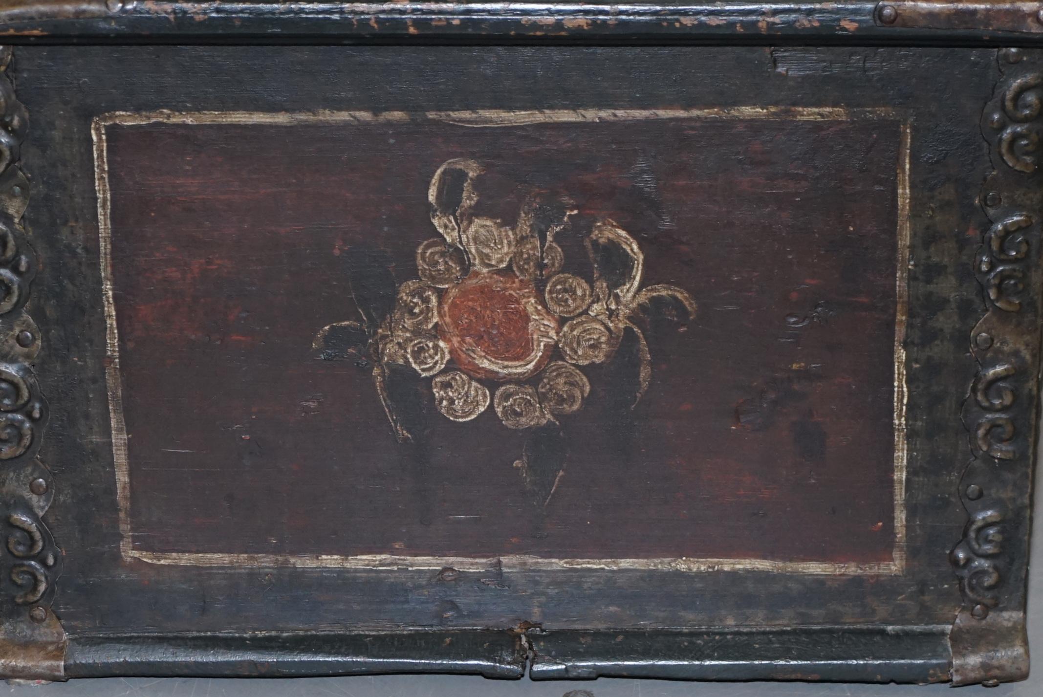 Sublime coffre ou malle portugais daté de 1797, peint à la main, pour table basse en lin en vente 6