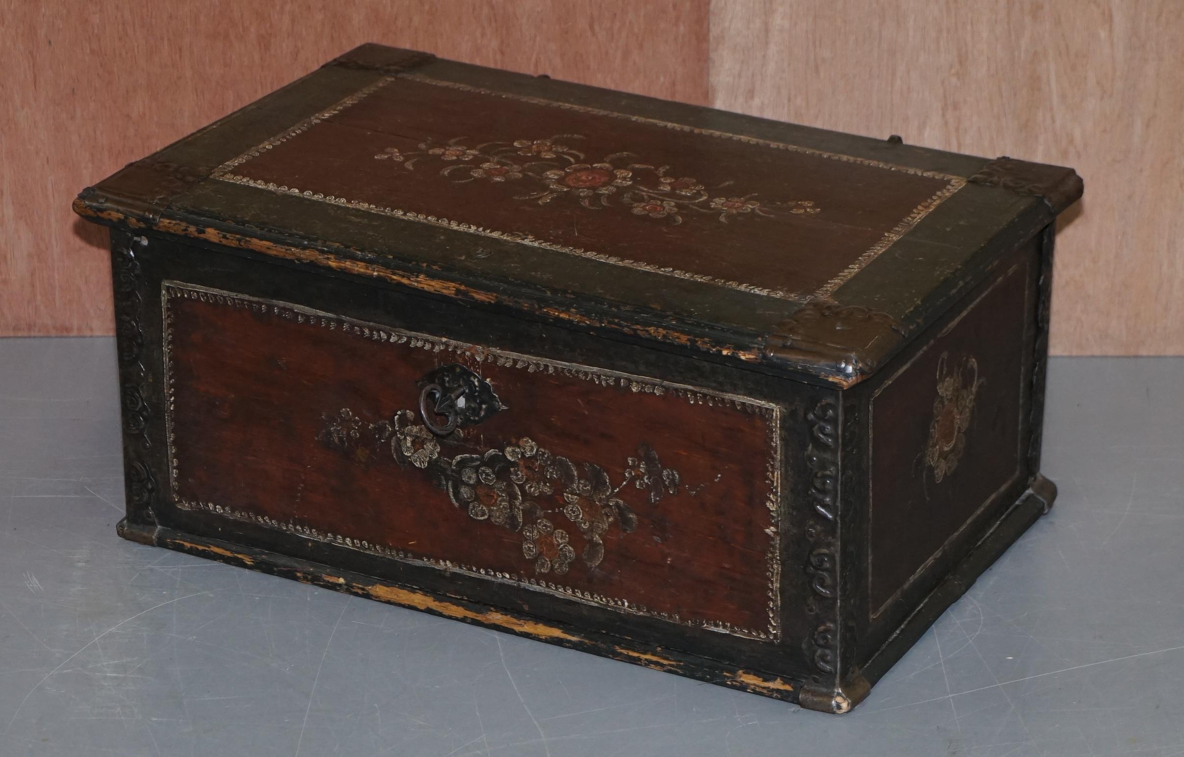antique trunk coffee table