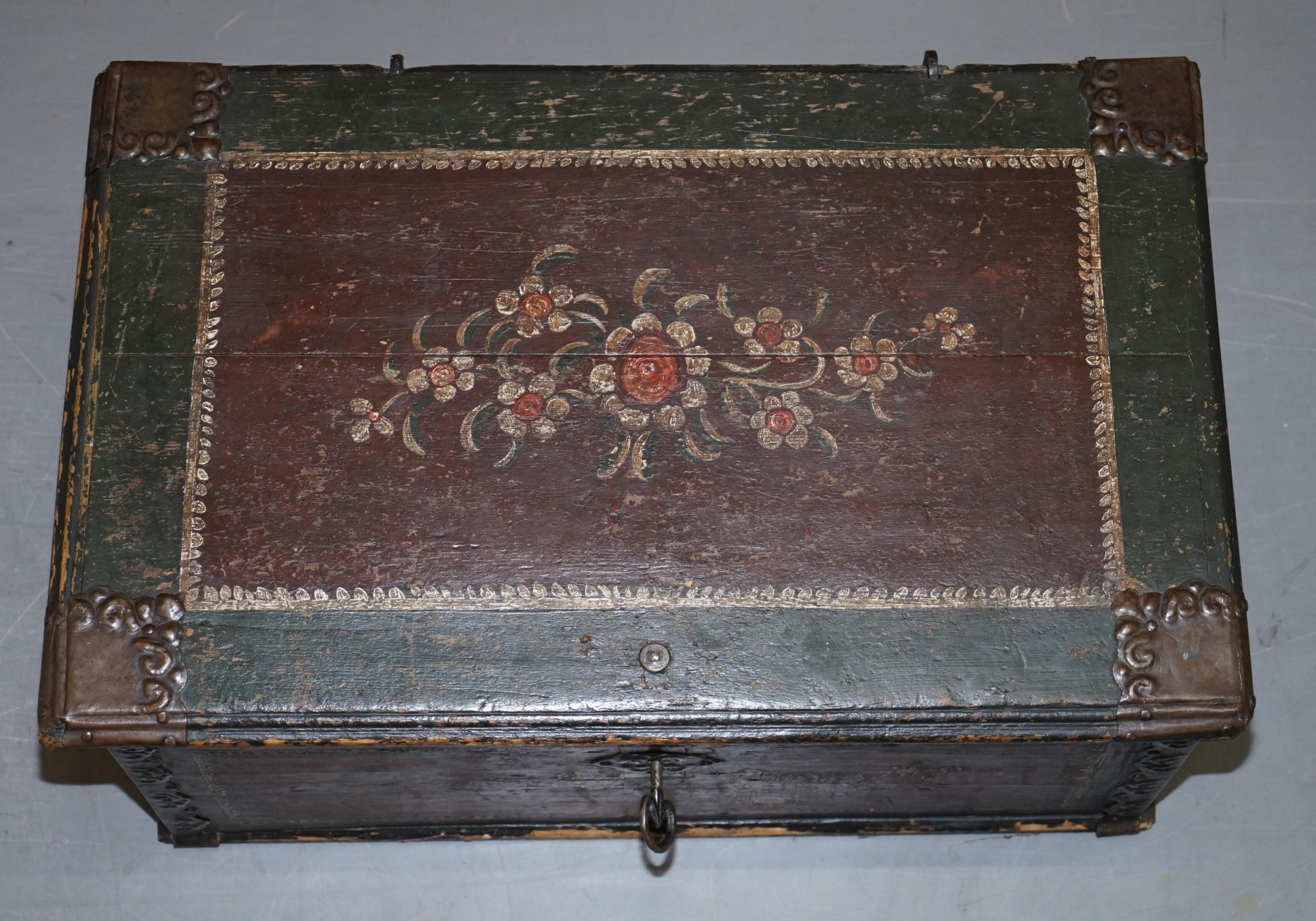 Portugais Sublime coffre ou malle portugais daté de 1797, peint à la main, pour table basse en lin en vente