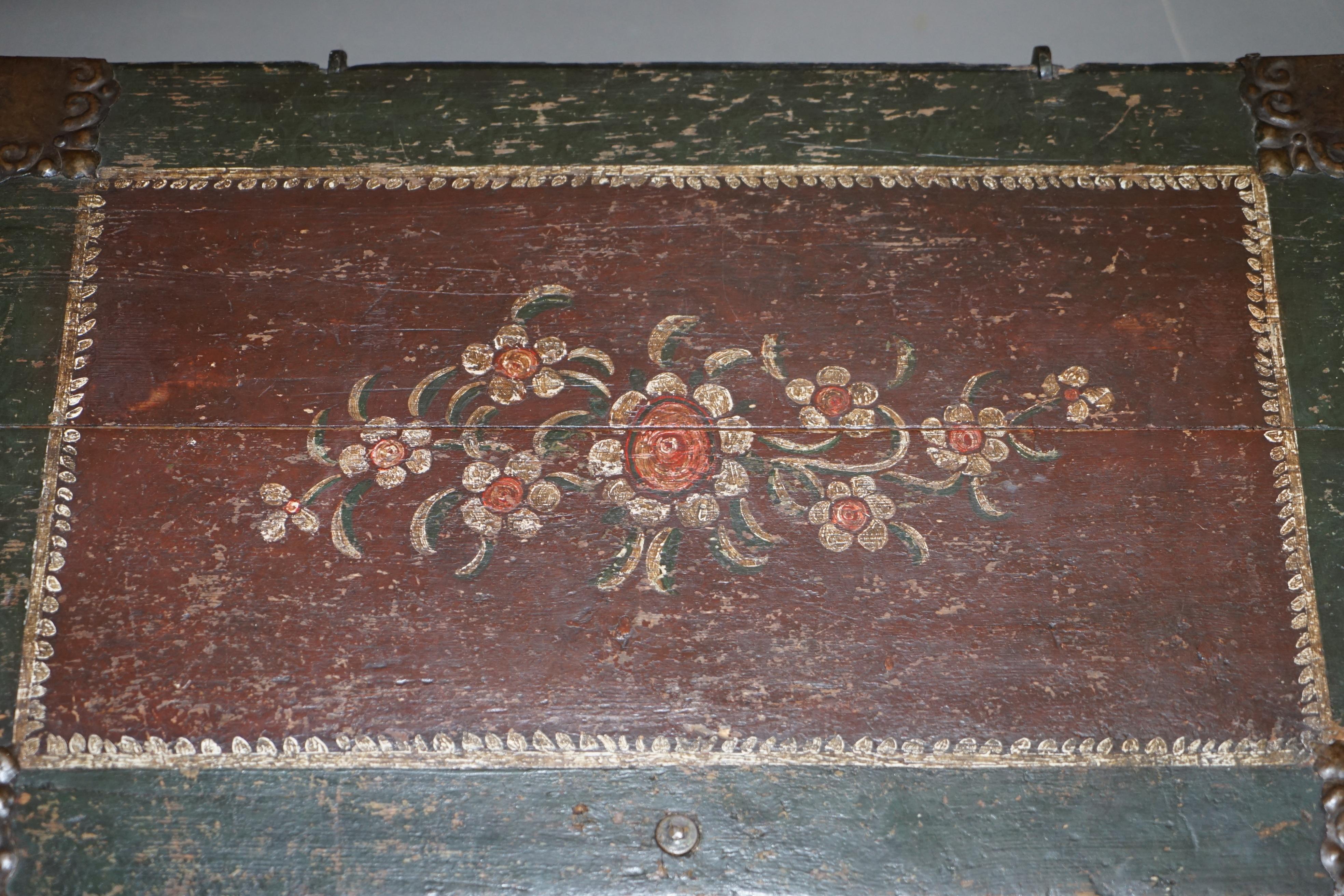 Chêne Sublime coffre ou malle portugais daté de 1797, peint à la main, pour table basse en lin en vente