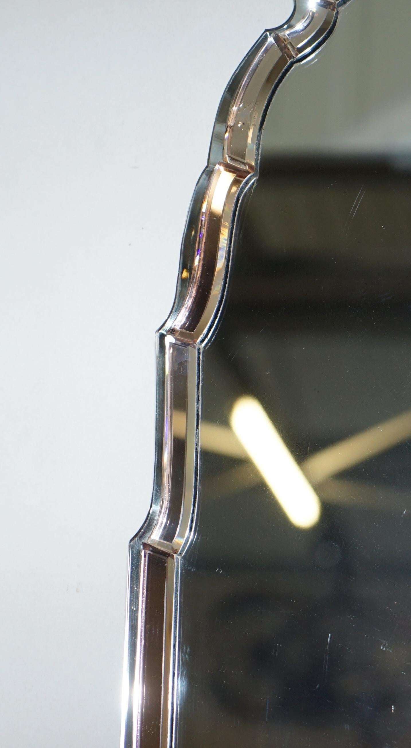 Sublime 1930er Art Deco Pfirsich Glas abgeschrägten venezianischen gebogenen Steeple Top Spiegel (Art déco) im Angebot