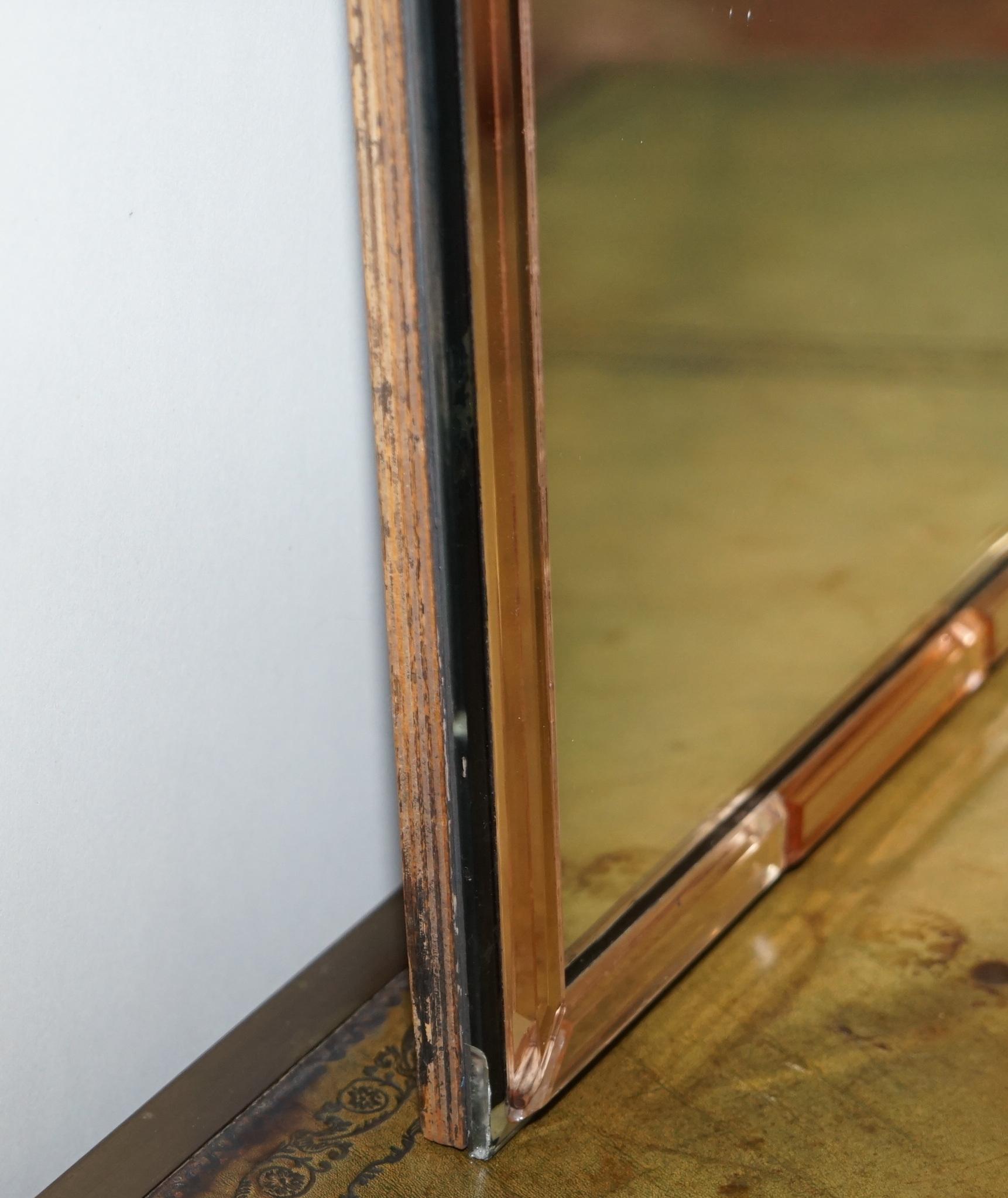 Sublime 1930er Art Deco Pfirsich Glas abgeschrägten venezianischen gebogenen Steeple Top Spiegel im Angebot 1