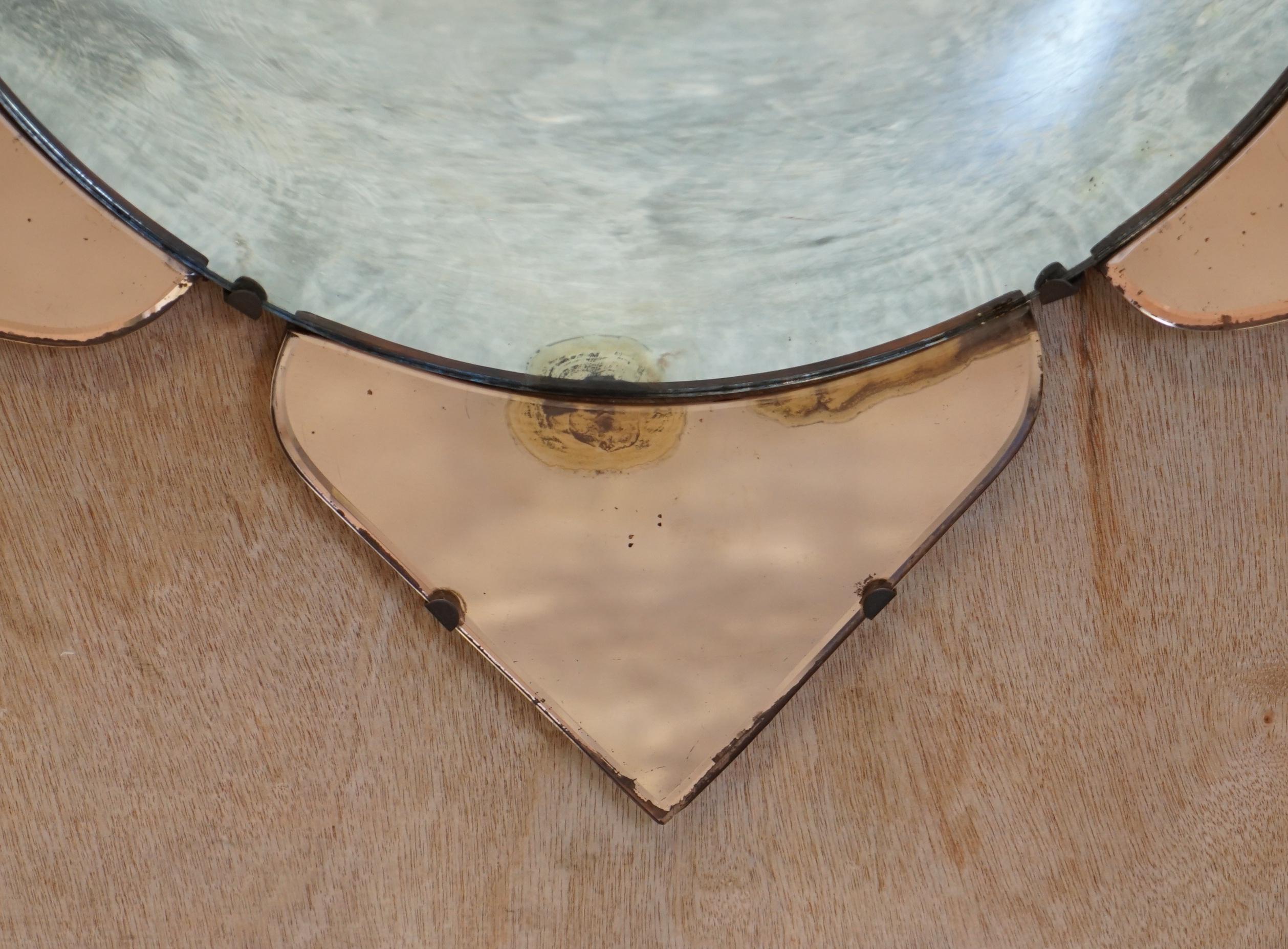 Erhabener konvexer venezianischer Pfirsichglas-Spiegel mit abgeschrägtem venezianischem Blütenblatt aus den 1930er Jahren, 1930er Jahre (Art déco) im Angebot