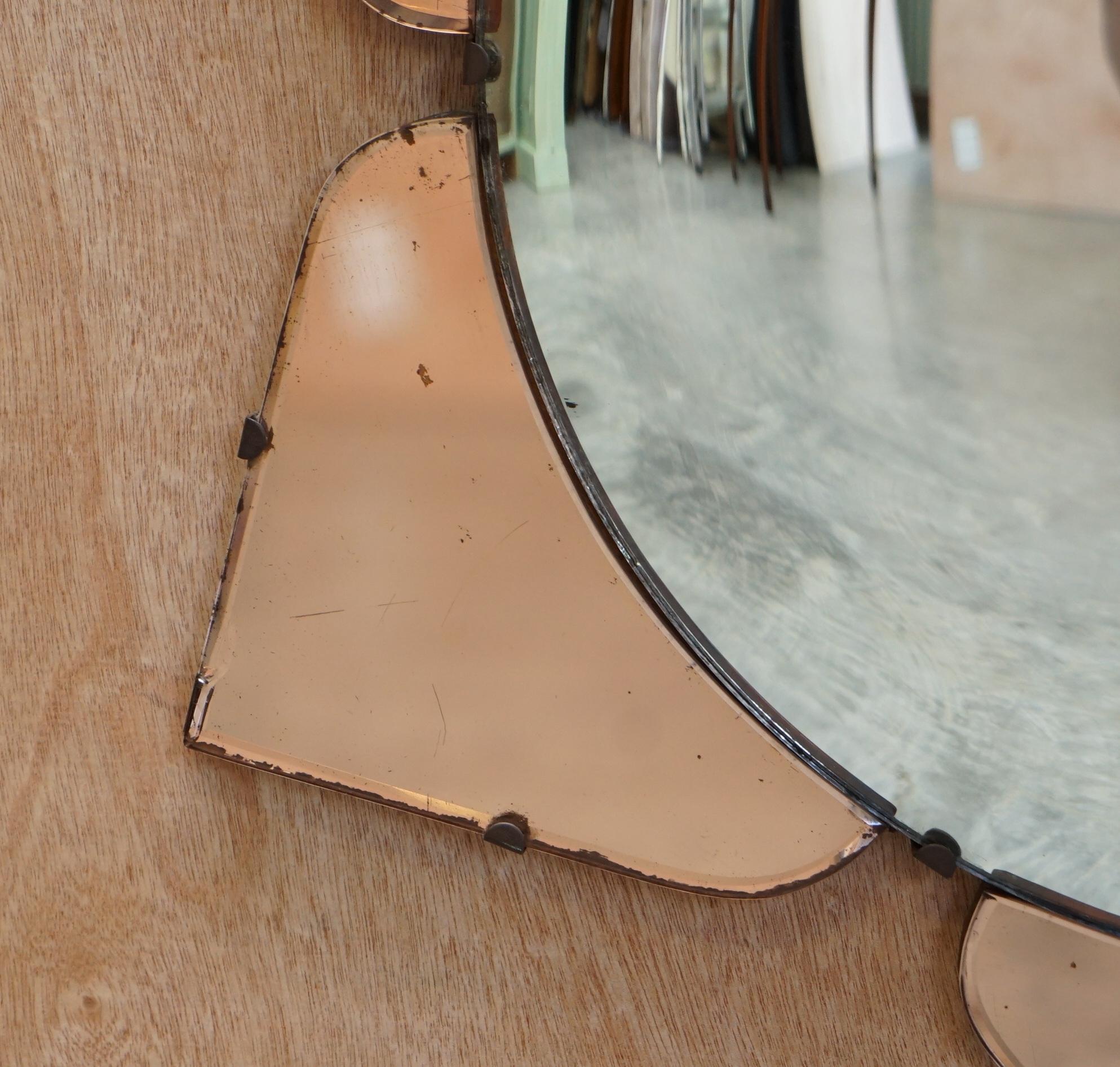 Erhabener konvexer venezianischer Pfirsichglas-Spiegel mit abgeschrägtem venezianischem Blütenblatt aus den 1930er Jahren, 1930er Jahre (Irisch) im Angebot