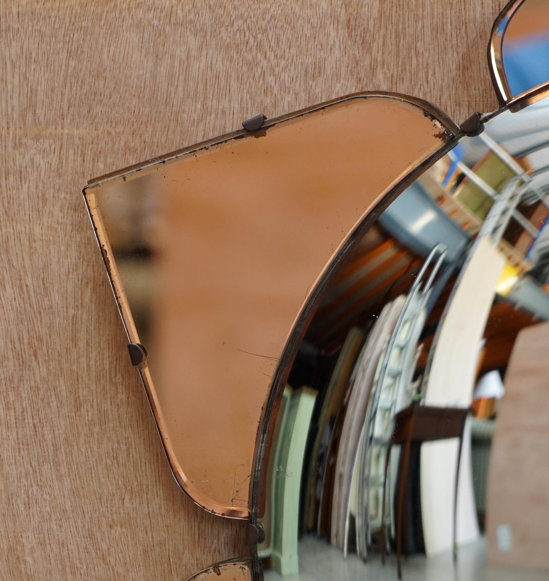 Erhabener konvexer venezianischer Pfirsichglas-Spiegel mit abgeschrägtem venezianischem Blütenblatt aus den 1930er Jahren, 1930er Jahre (Handgefertigt) im Angebot