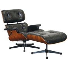 Erhabener 1986 Charles & Ray Eames Vitra Hartholz-Lounge-Sessel aus Leder Ottoman