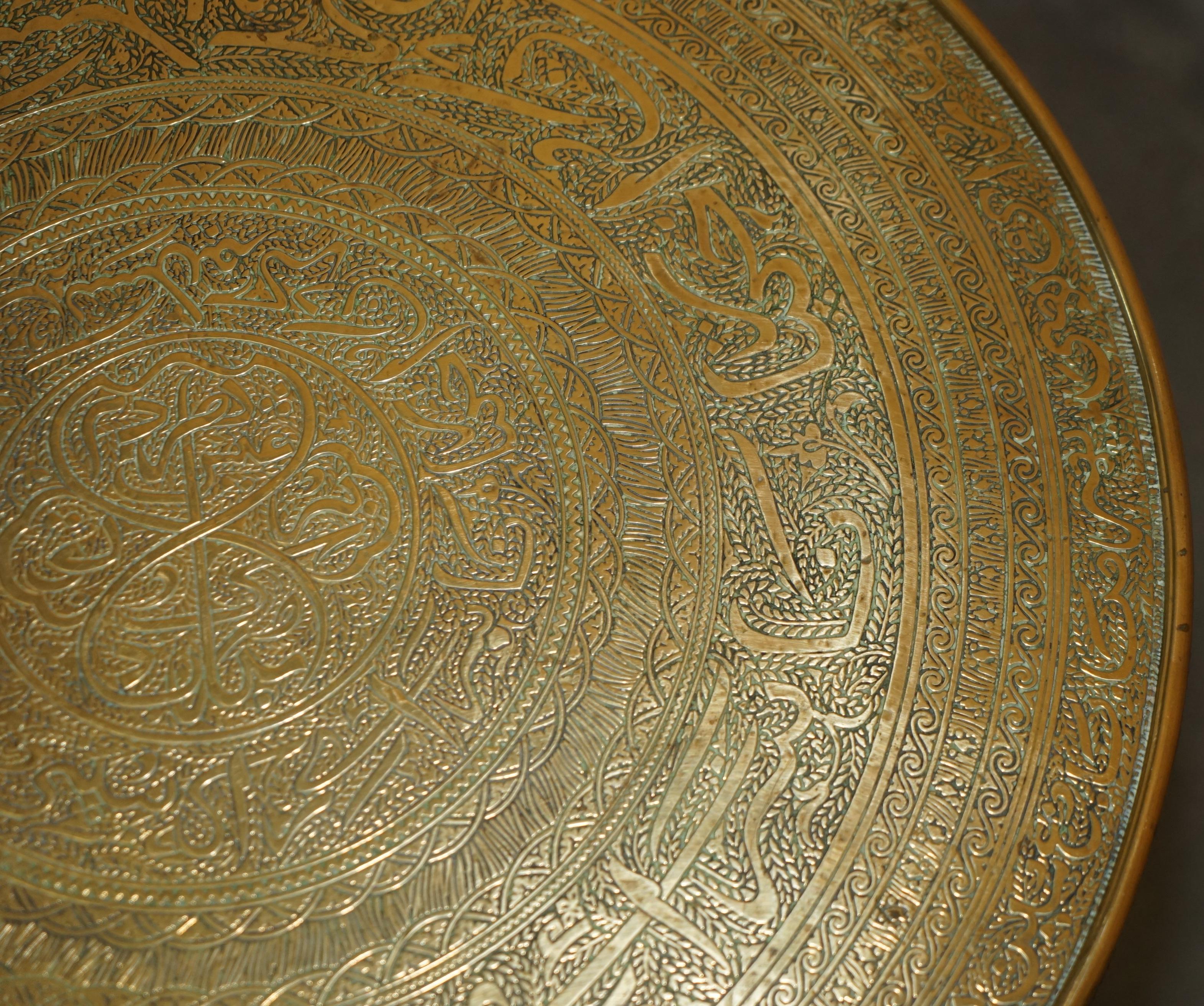SUBLIME ANTiQUE CARVED LIBERTY'S LONDON MOROCCAN FOLDING TRAY TABLE ETCHINGS In Good Condition For Sale In West Sussex, Pulborough