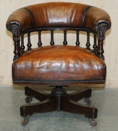 Sublime chaise de capitaine en cuir Brown d'époque circa 1860 entièrement restaurée