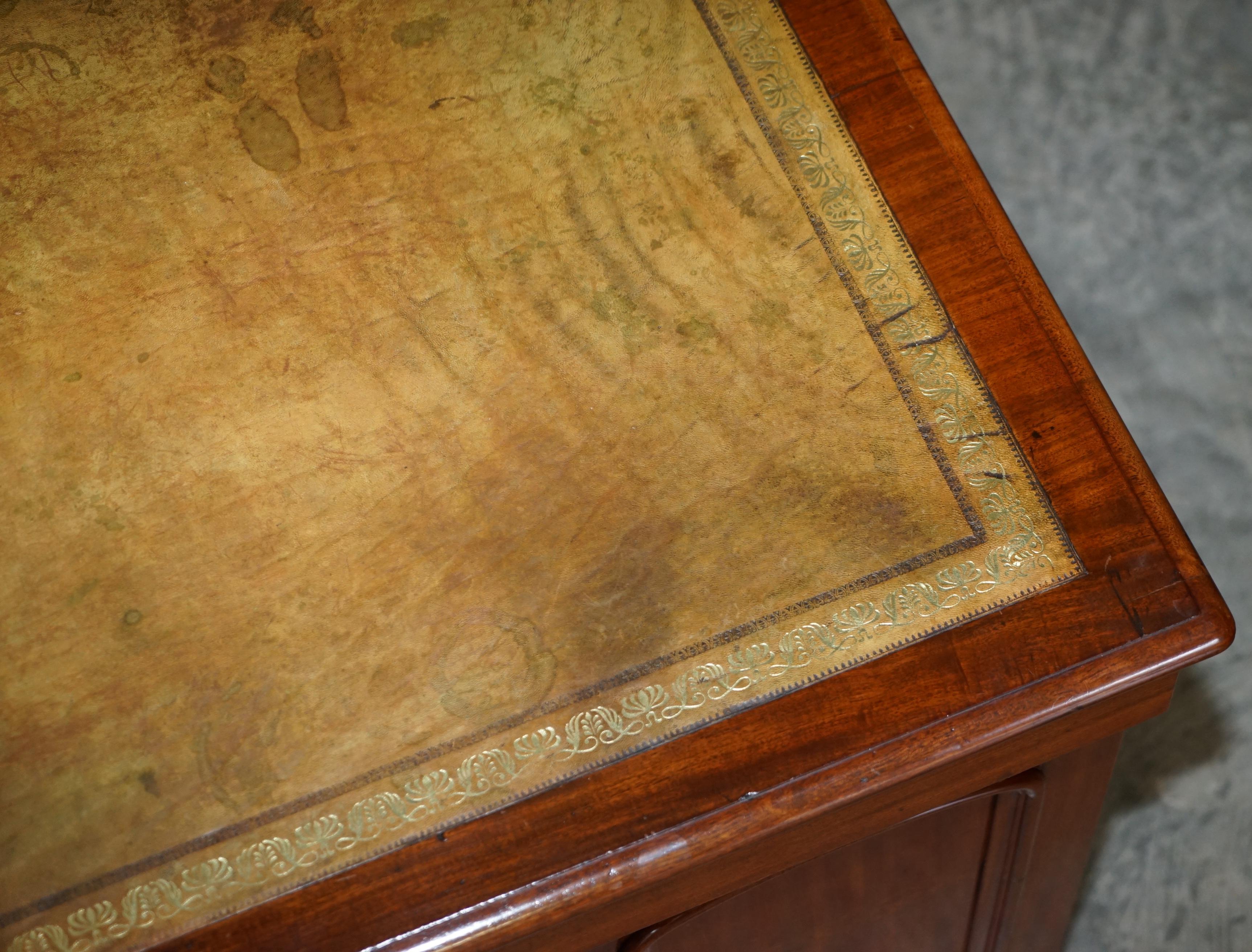 Sublime Escritorio Antiguo de Madera Dura con Pedestal y Cajón Inclinado de Piel Verde para Escribir siglo XIX en venta