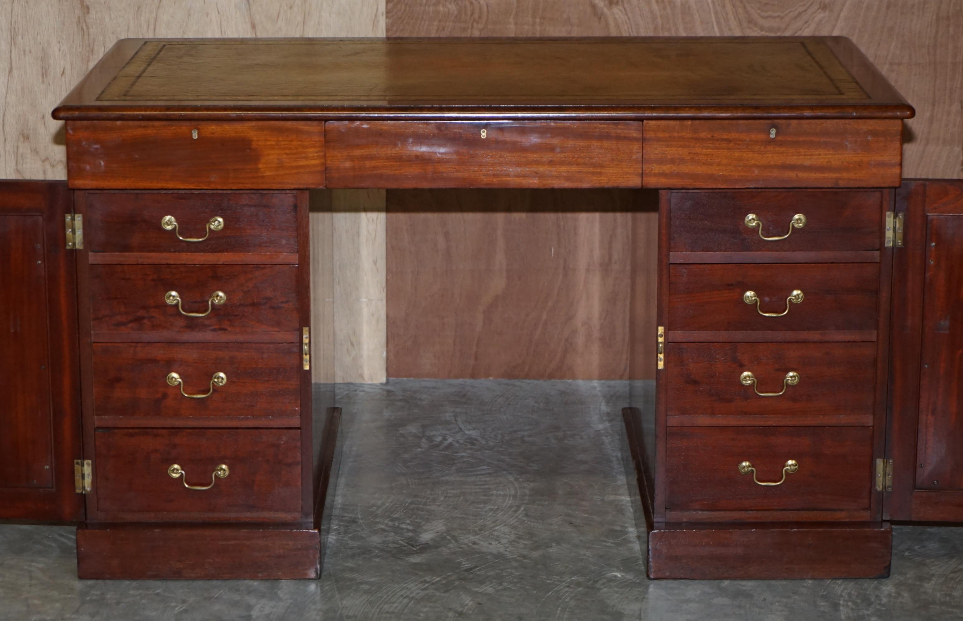 Sublime Antique Hardwood Pedestal Desk with Green Leather Writing Slope Drawer For Sale 2