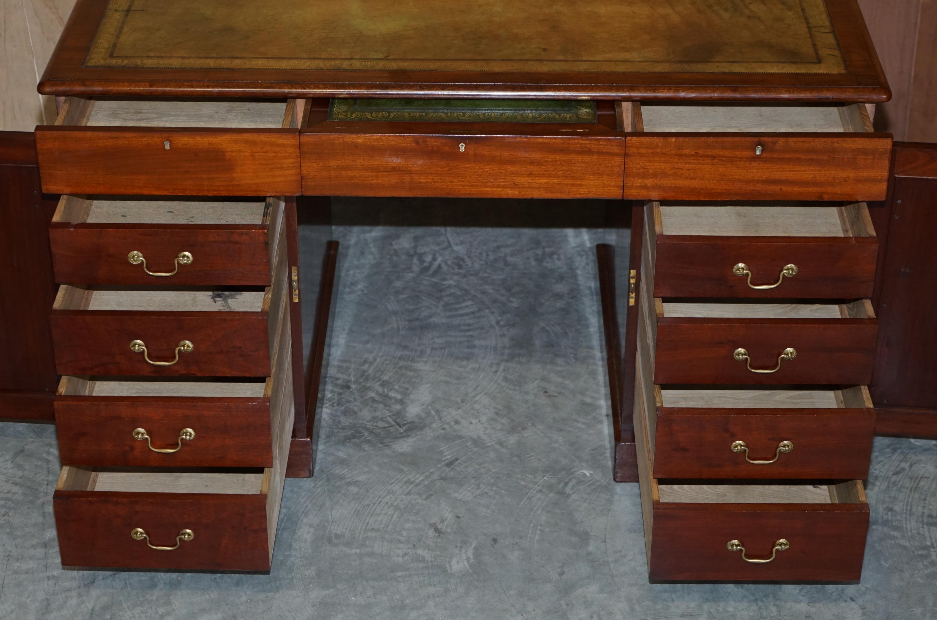 Sublime Escritorio Antiguo de Madera Dura con Pedestal y Cajón Inclinado de Piel Verde para Escribir en venta 2
