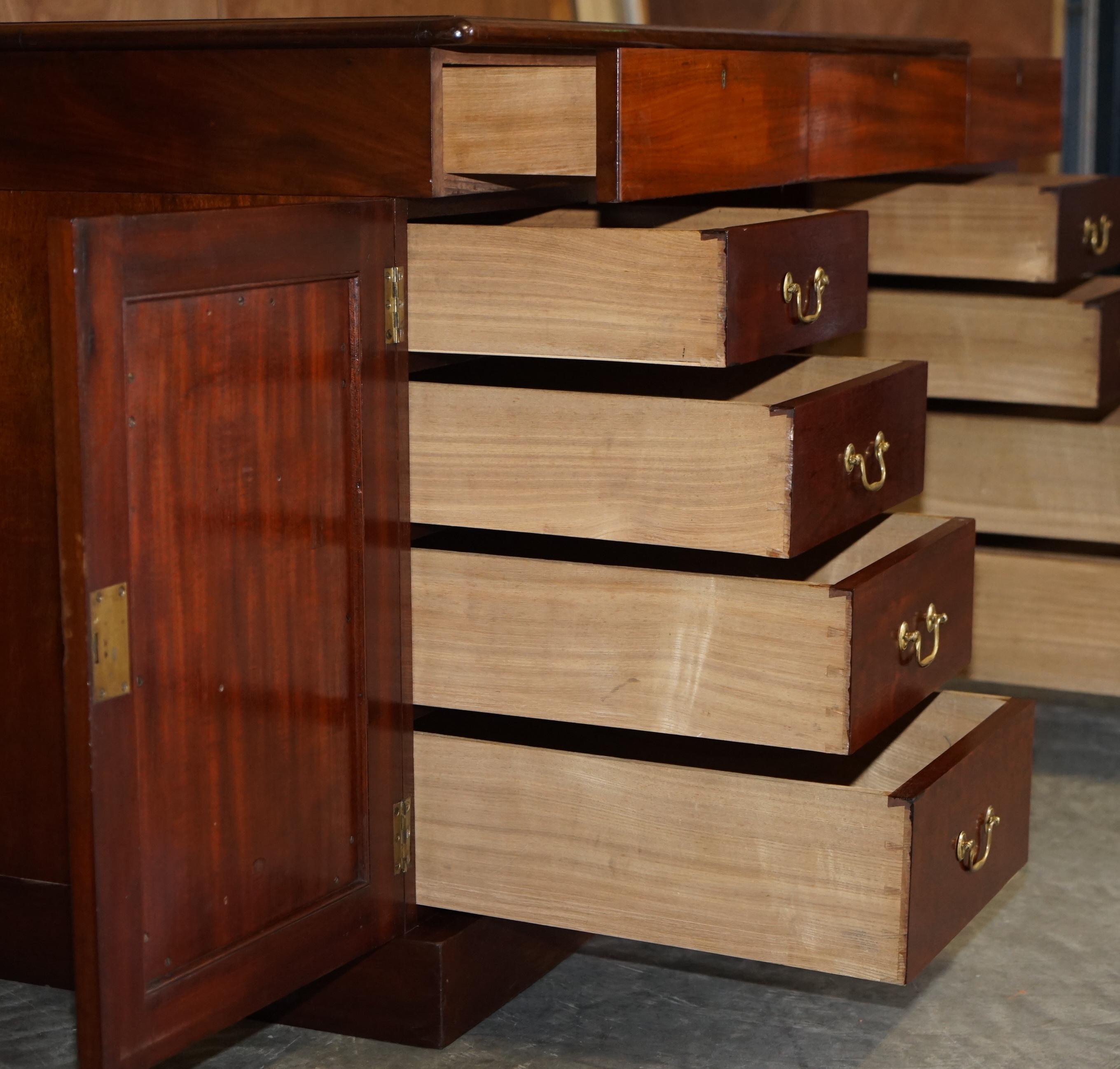 Sublime Escritorio Antiguo de Madera Dura con Pedestal y Cajón Inclinado de Piel Verde para Escribir en venta 4