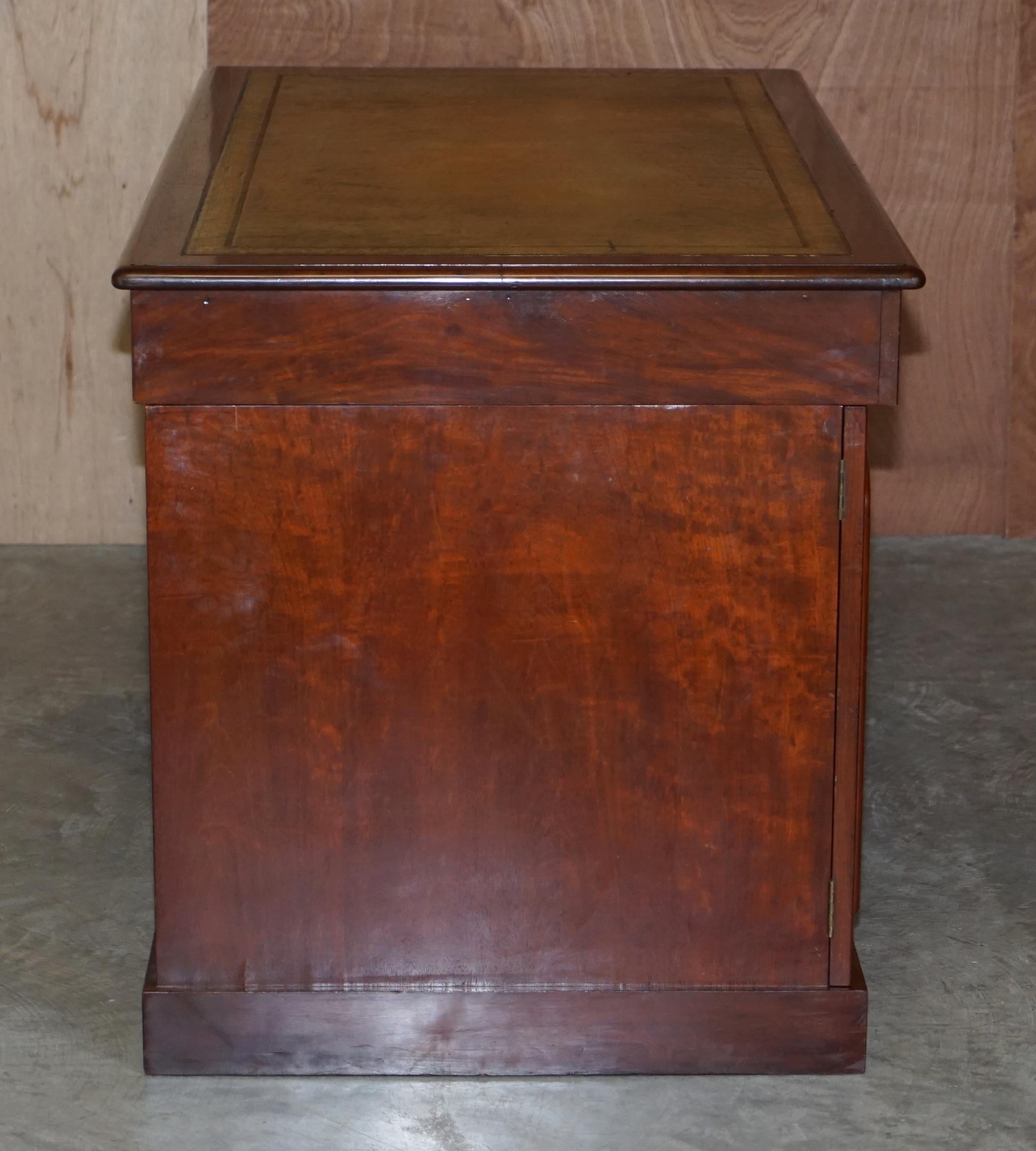 Sublime Antique Hardwood Pedestal Desk with Green Leather Writing Slope Drawer For Sale 10