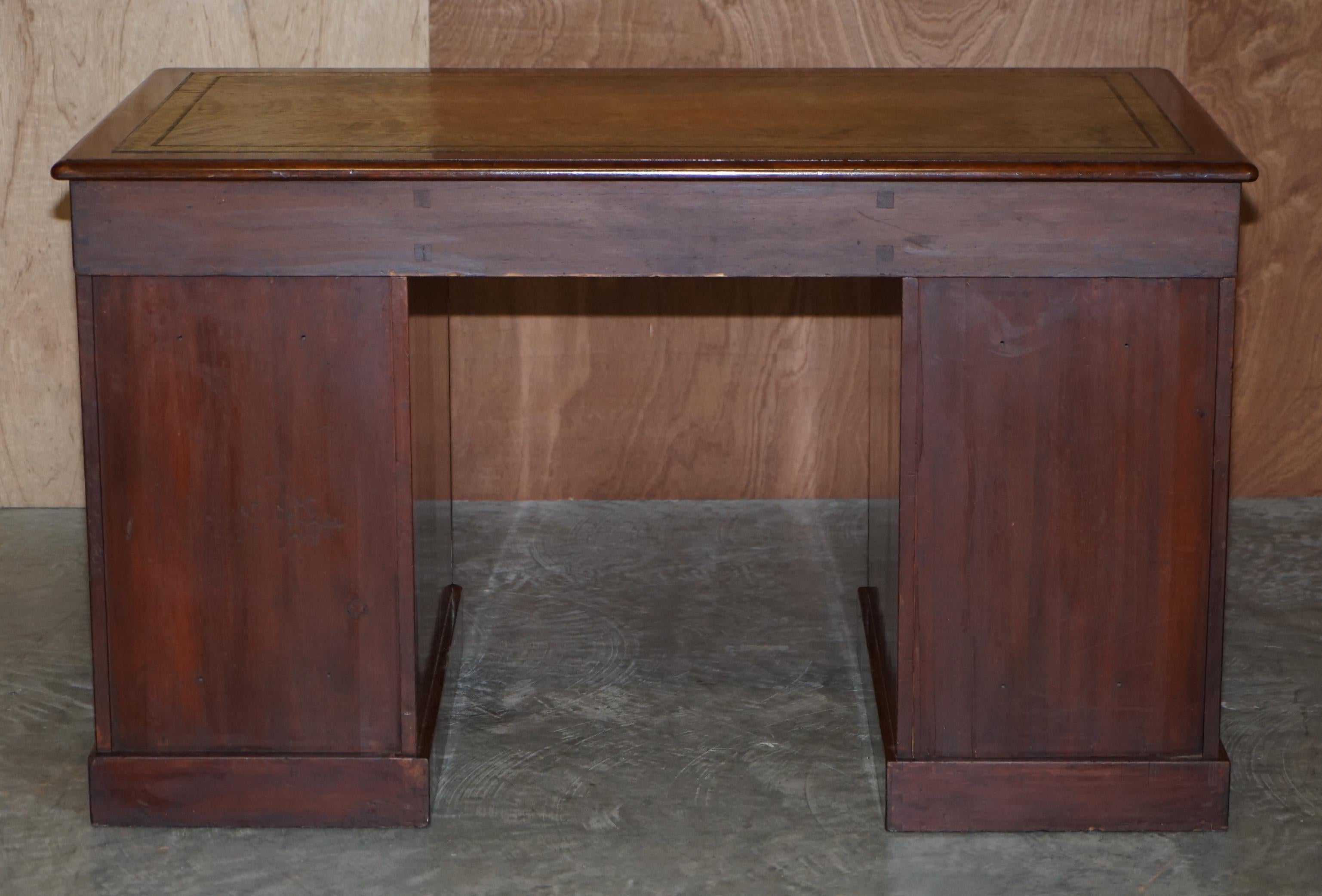 Sublime Antique Hardwood Pedestal Desk with Green Leather Writing Slope Drawer For Sale 11