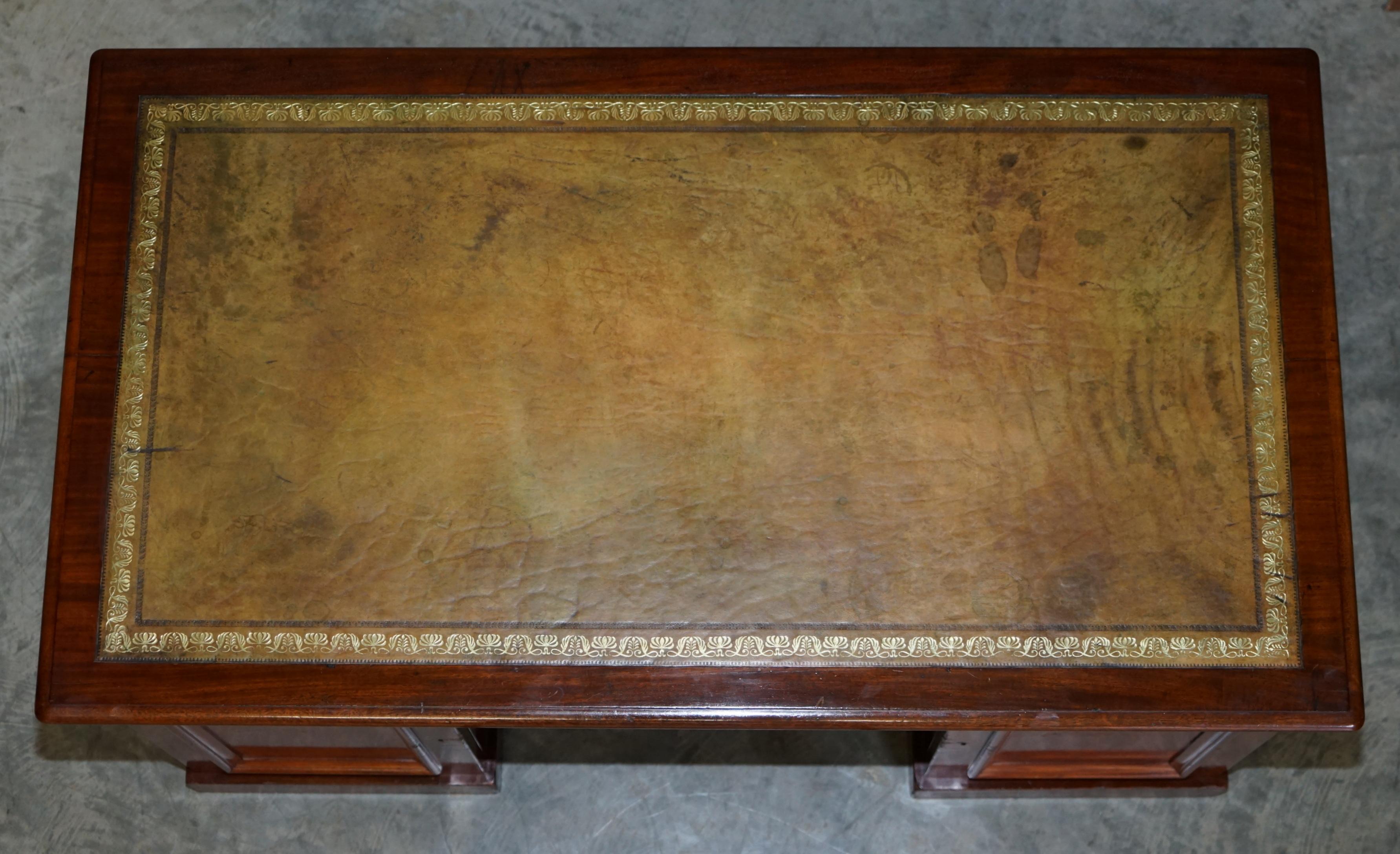 Sublime Escritorio Antiguo de Madera Dura con Pedestal y Cajón Inclinado de Piel Verde para Escribir Victoriano en venta