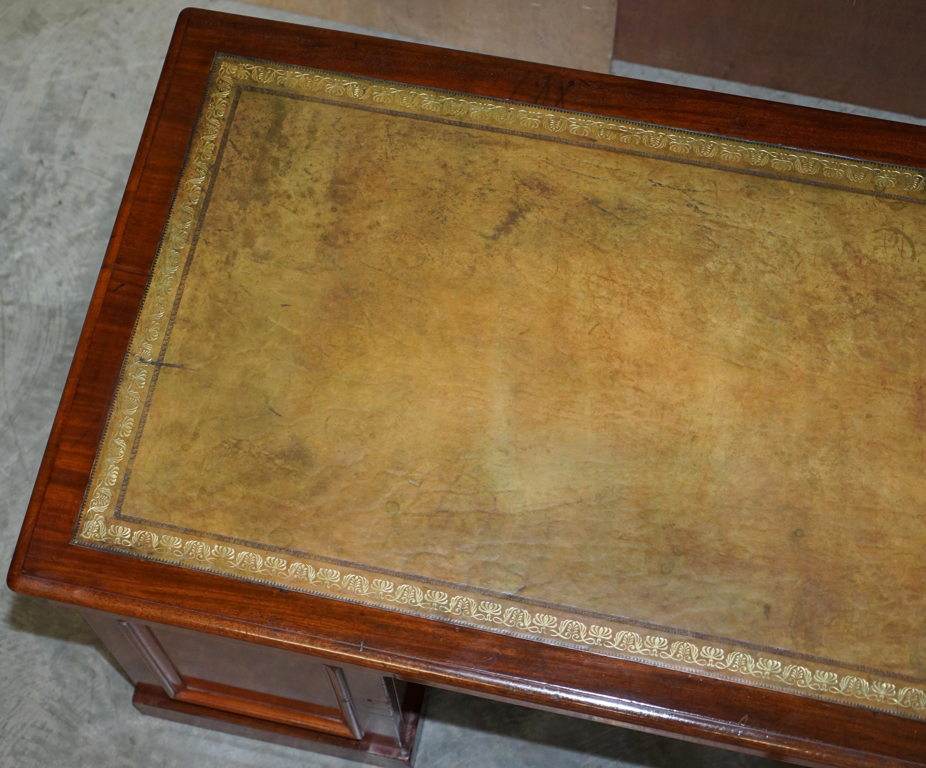 Sublime Escritorio Antiguo de Madera Dura con Pedestal y Cajón Inclinado de Piel Verde para Escribir Inglés en venta
