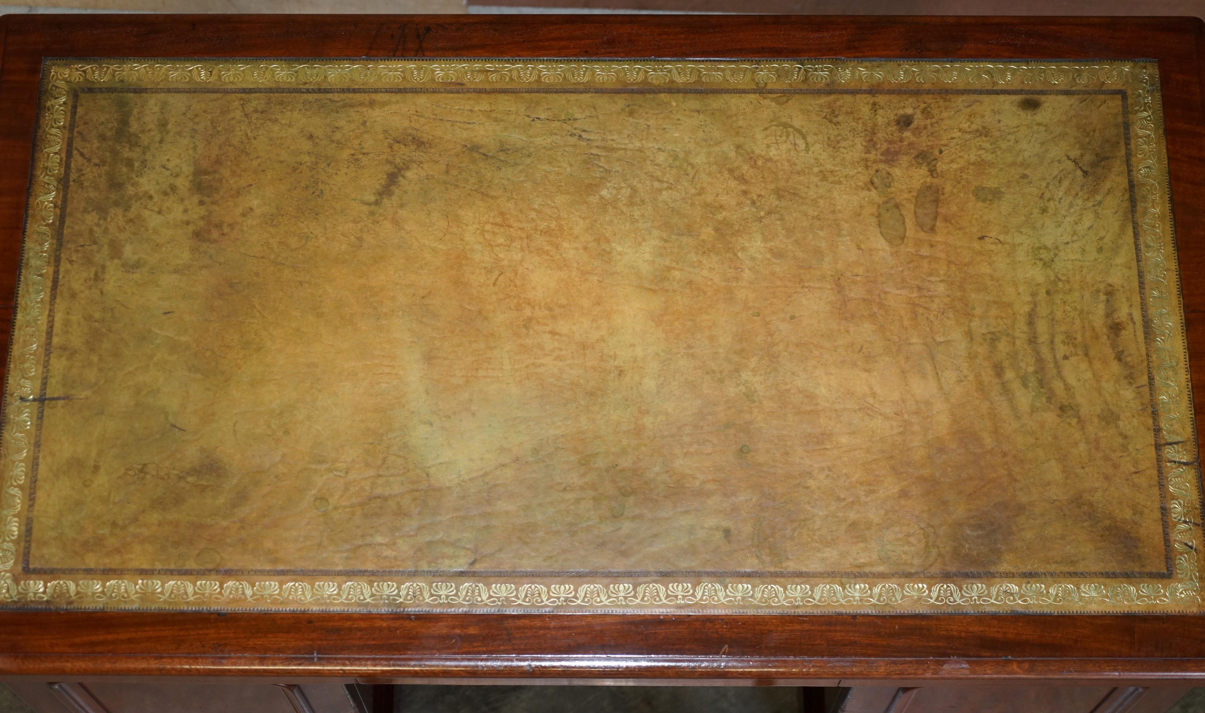 Sublime Escritorio Antiguo de Madera Dura con Pedestal y Cajón Inclinado de Piel Verde para Escribir Hecho a mano en venta