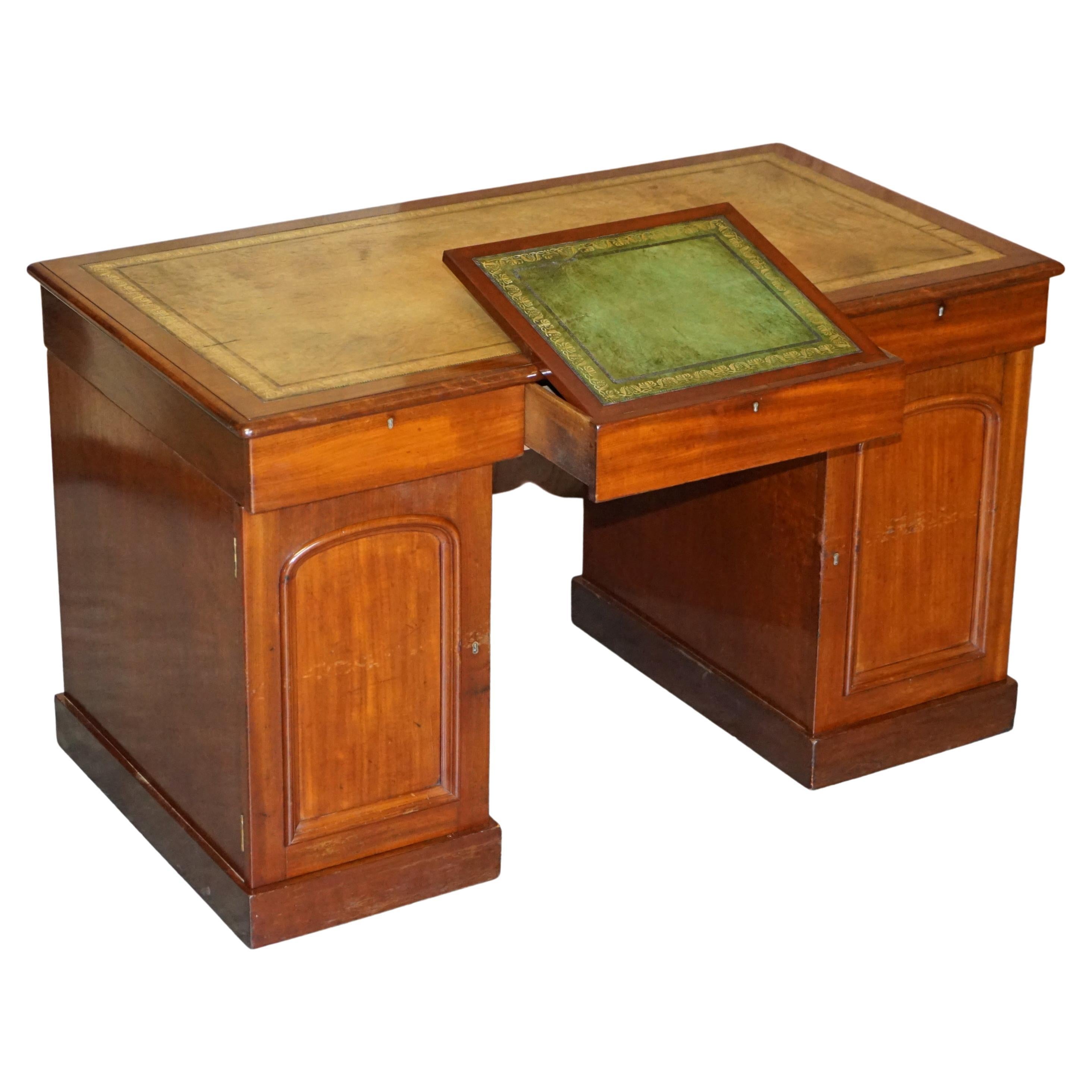 Sublime bureau ancien à piédestal en bois de feuillus avec tiroir à pente d'écriture en cuir vert