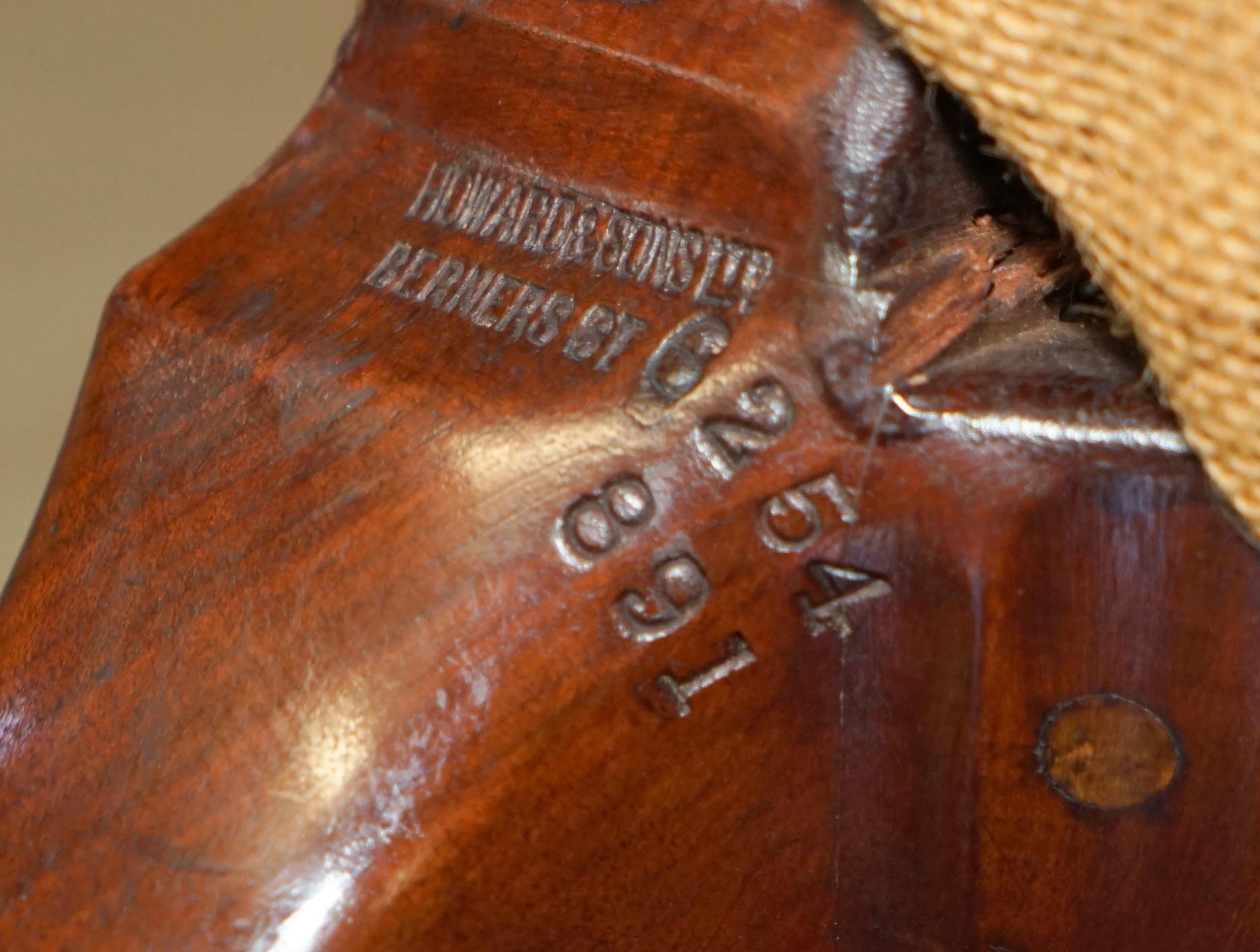 Apogée victorien SUBLIME FAUTEUIL ANTiQUE HOWARD and SONS WILLIAM MORRIS EN BOIS DARDÉ en vente