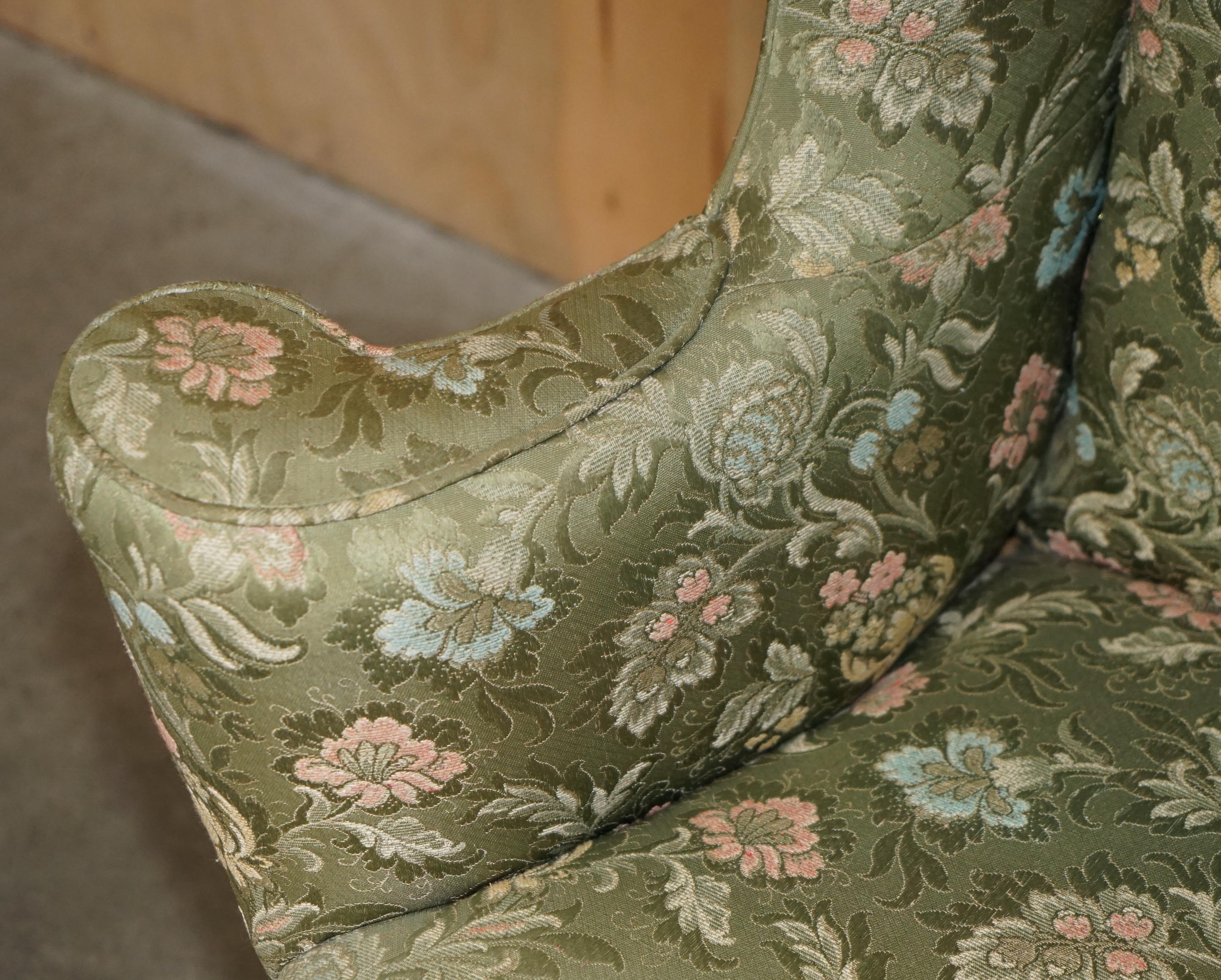 Tissu d'ameublement SUBLIME FAUTEUIL ANTiQUE HOWARD and SONS WILLIAM MORRIS EN BOIS DARDÉ en vente