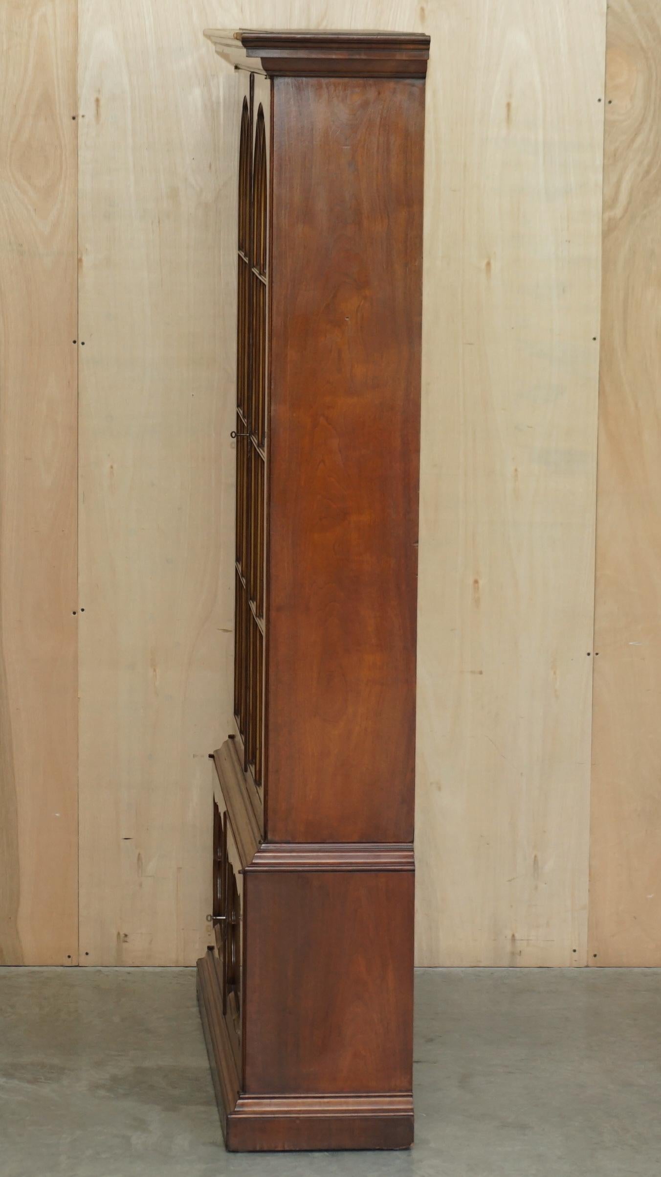 Antikes viktorianisches Bücherregal aus Wurzelnussholz mit gotischen glasierten Türen, erhaben im Angebot 4