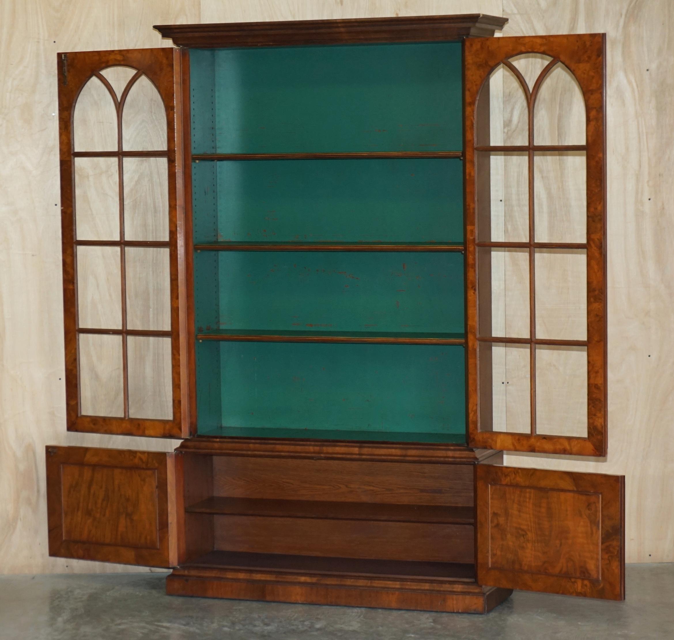 Antikes viktorianisches Bücherregal aus Wurzelnussholz mit gotischen glasierten Türen, erhaben im Angebot 6