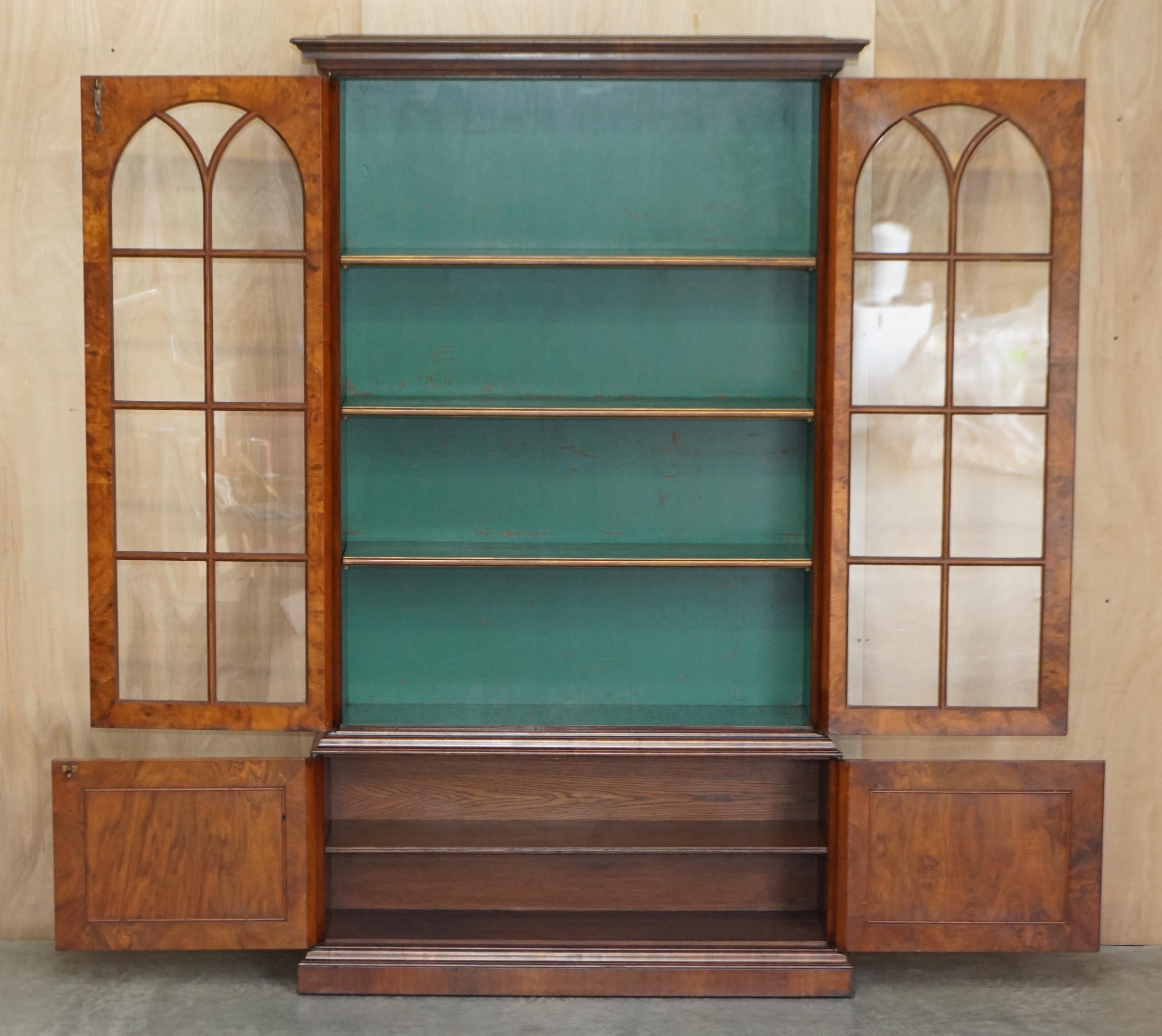 Antikes viktorianisches Bücherregal aus Wurzelnussholz mit gotischen glasierten Türen, erhaben im Angebot 7