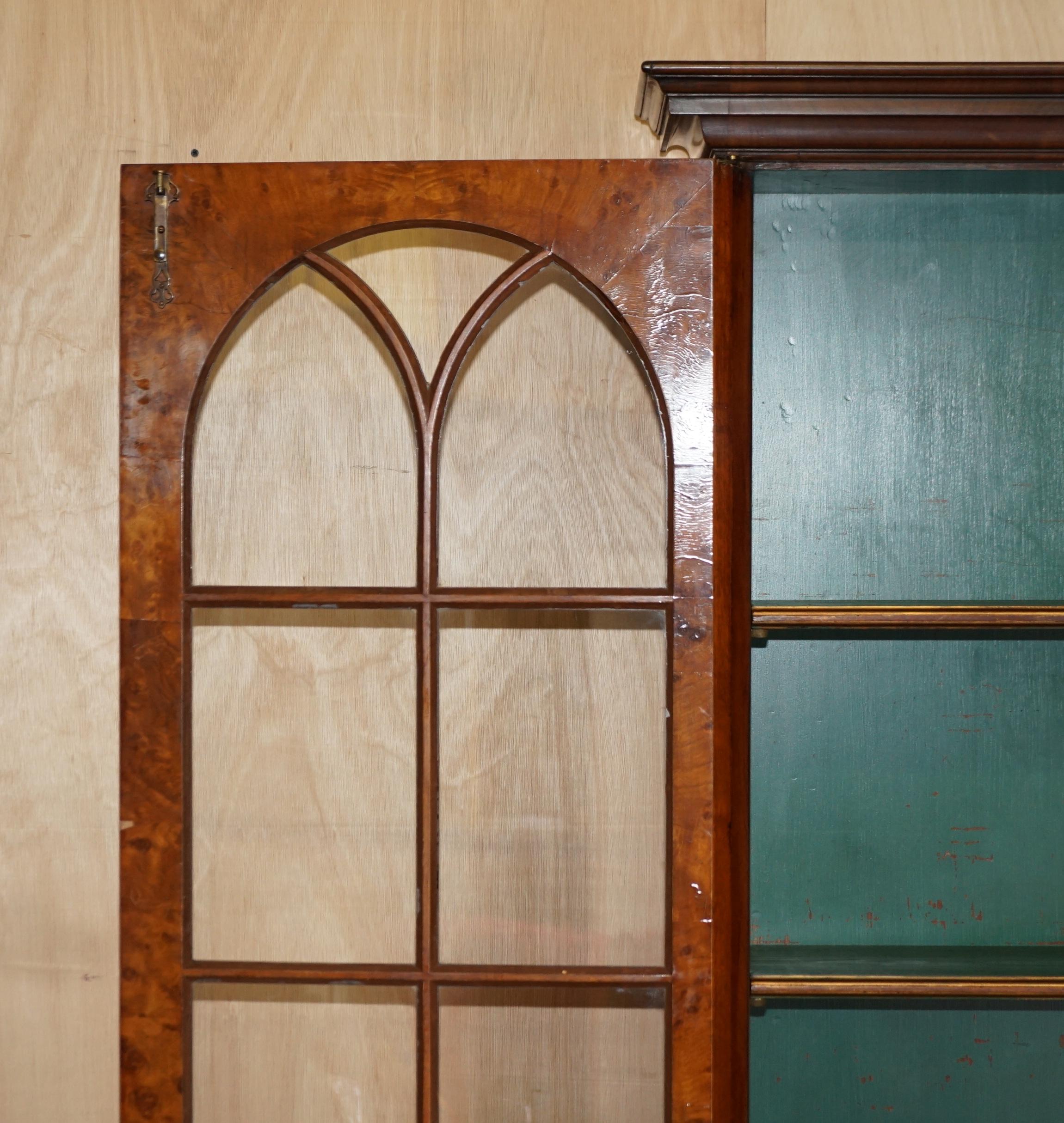 Antikes viktorianisches Bücherregal aus Wurzelnussholz mit gotischen glasierten Türen, erhaben im Angebot 8