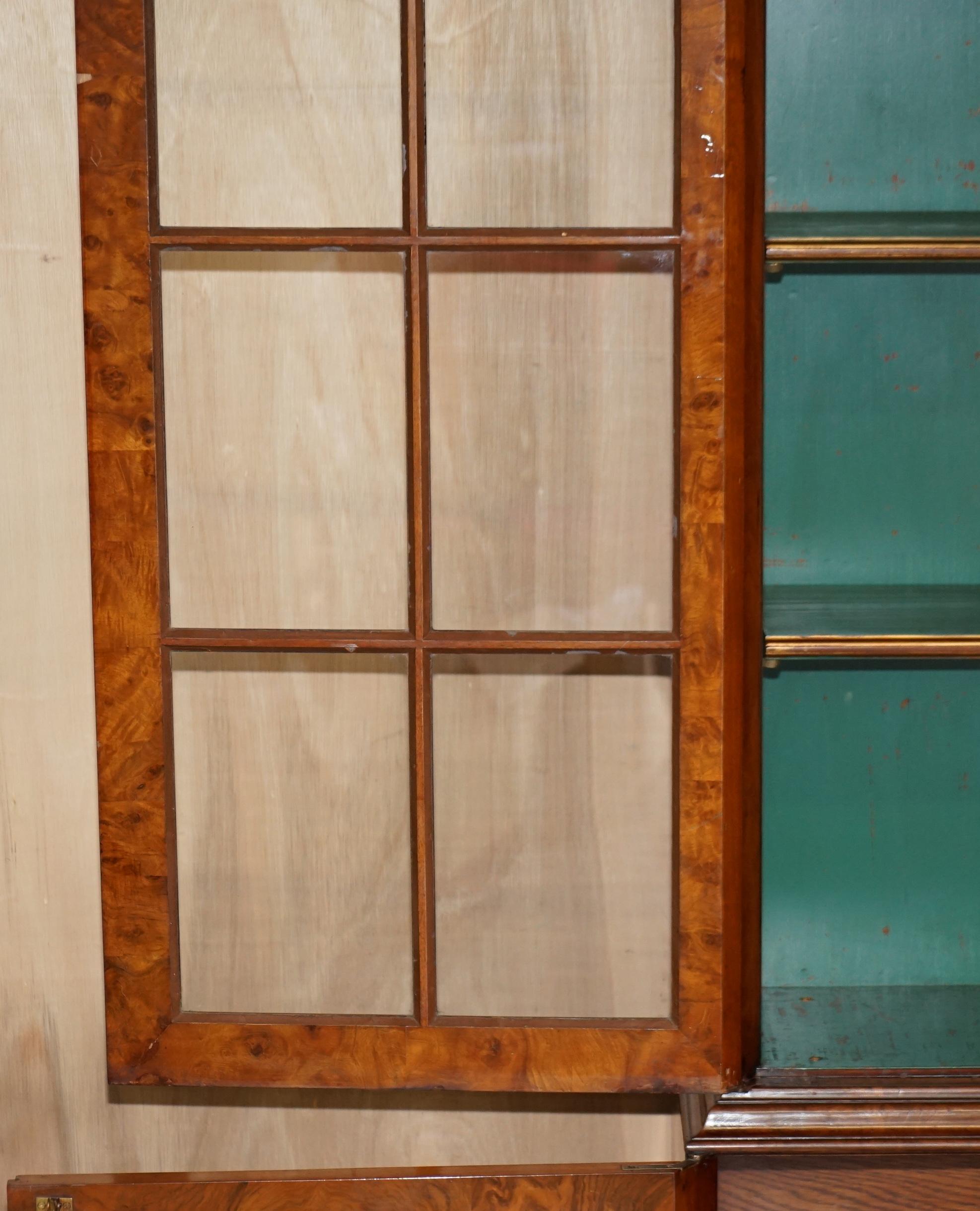 Antikes viktorianisches Bücherregal aus Wurzelnussholz mit gotischen glasierten Türen, erhaben im Angebot 9