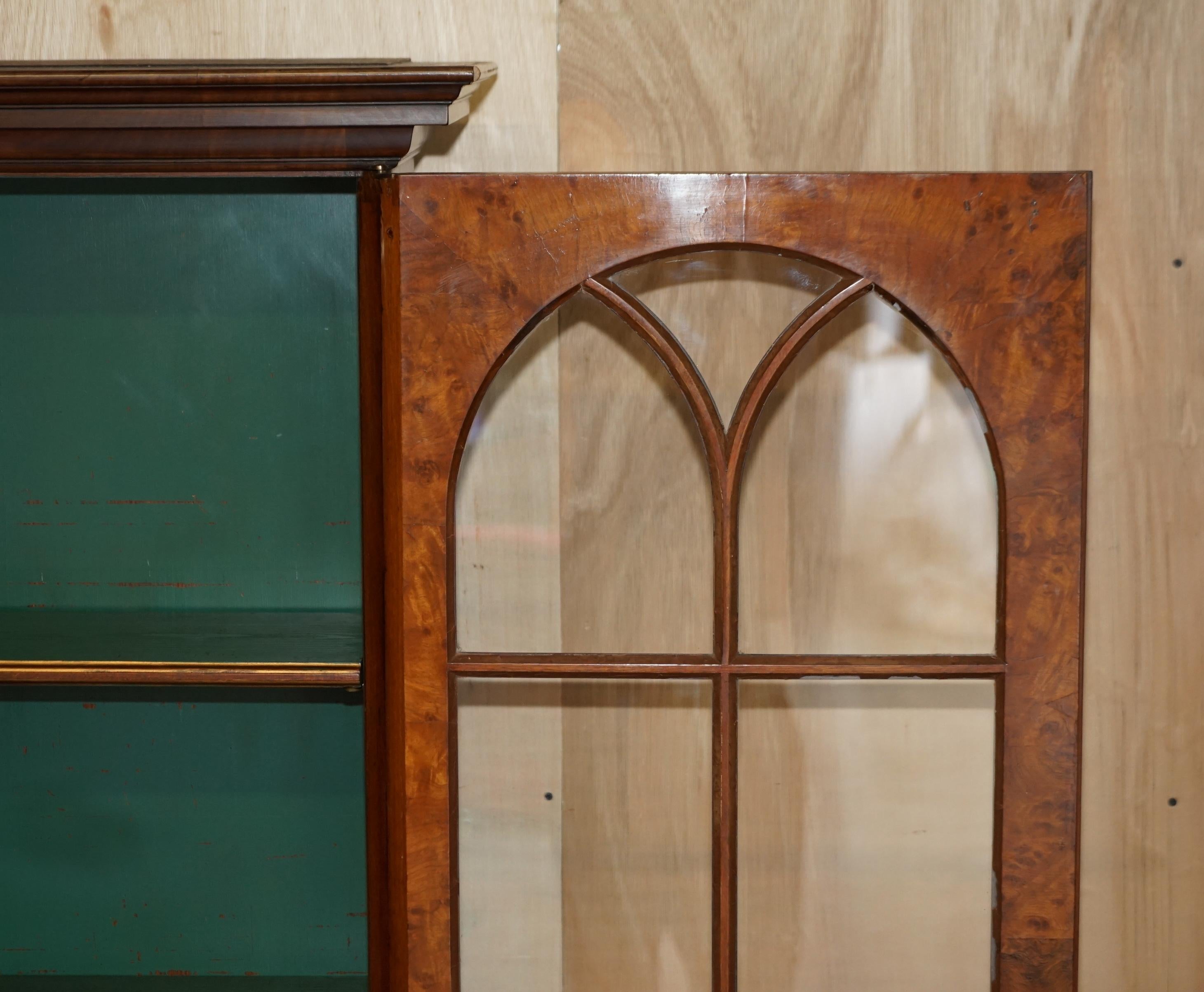 Antikes viktorianisches Bücherregal aus Wurzelnussholz mit gotischen glasierten Türen, erhaben im Angebot 10