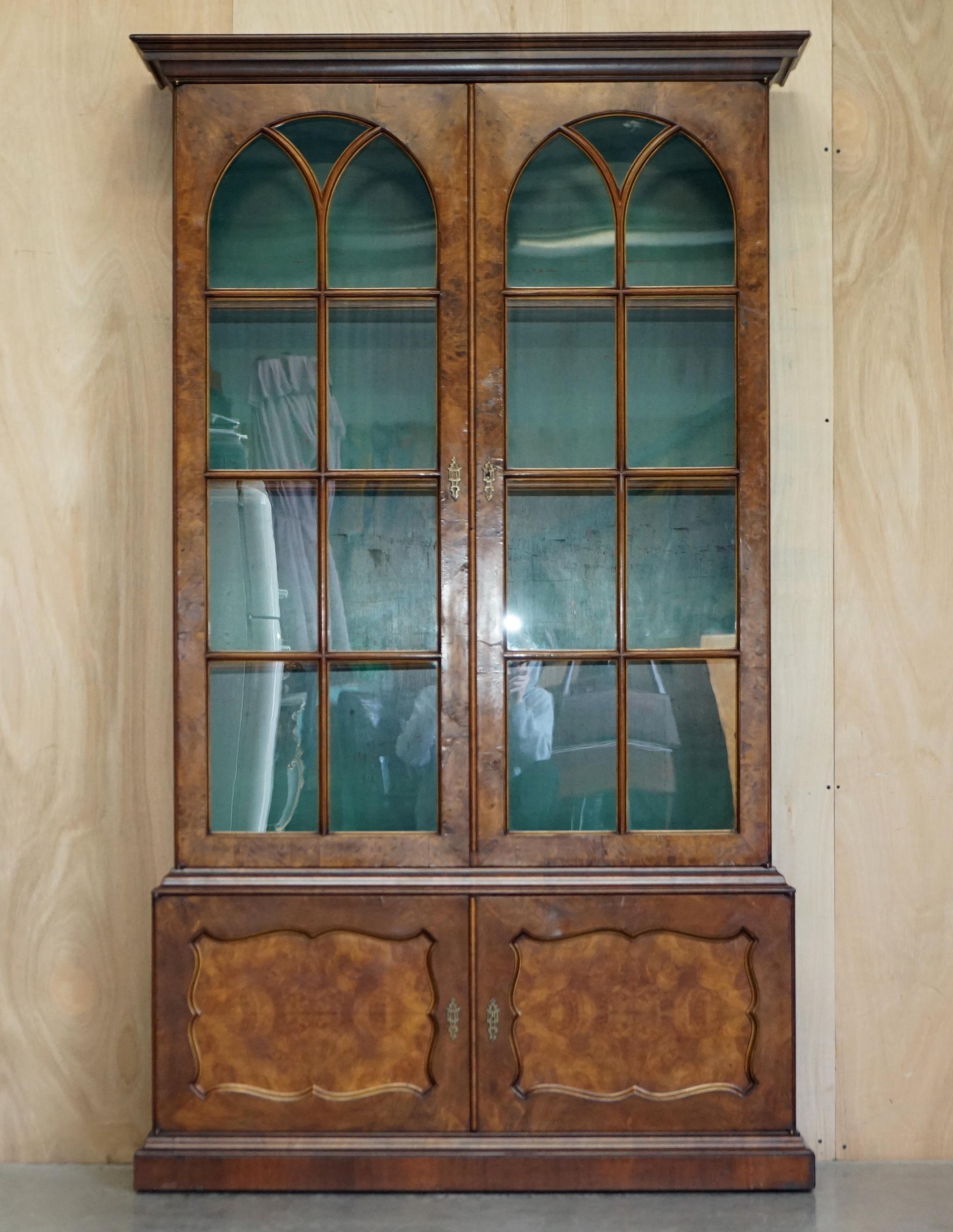 Wir freuen uns, diese erhabene circa 1880 antiken viktorianischen Gratnuss Bibliothek Bücherregal mit gotischen Stil verglasten Türen zum Verkauf anbieten.

Das Bücherregal ist exquisit, deigned für eine Bibliothek, aber natürlich kann es überall