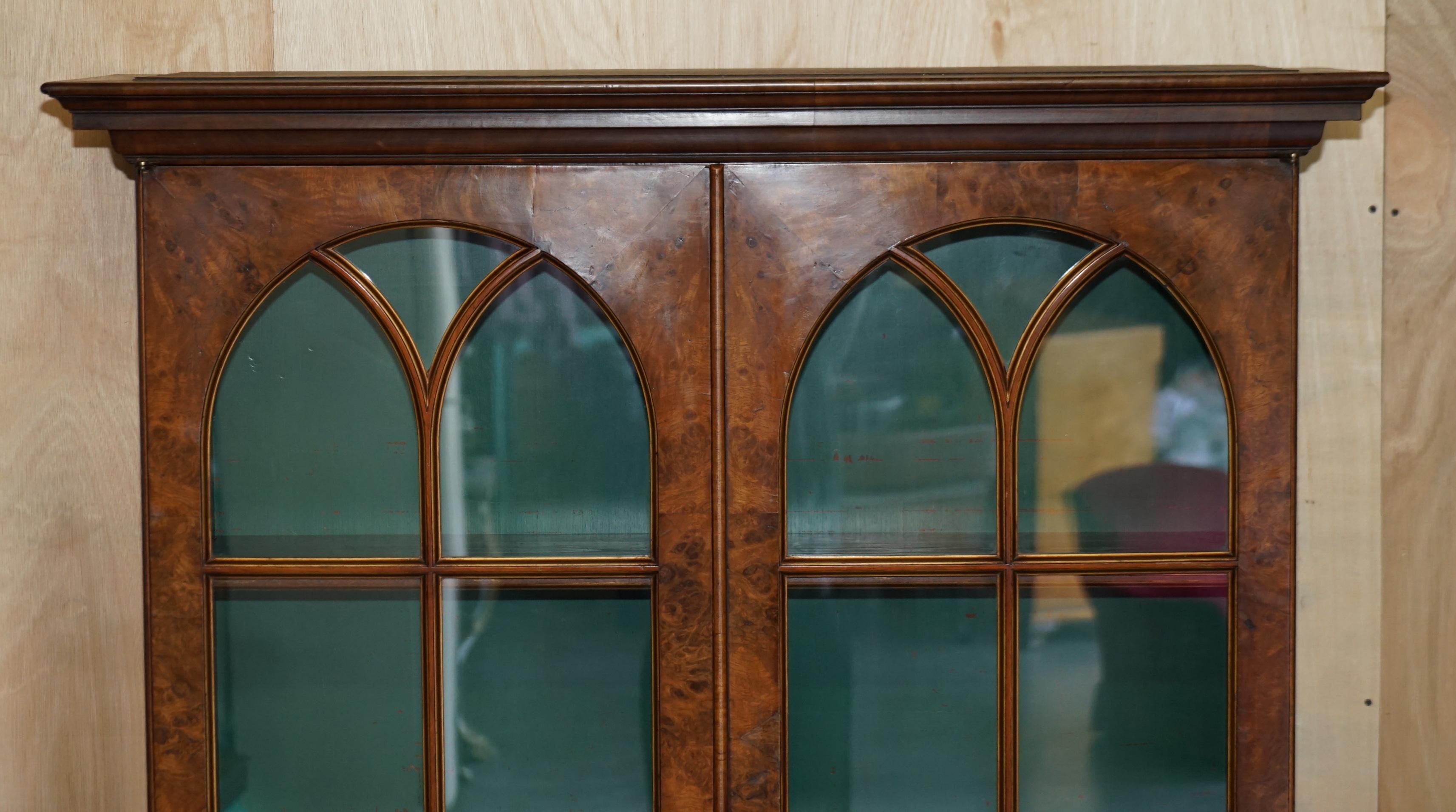 Antikes viktorianisches Bücherregal aus Wurzelnussholz mit gotischen glasierten Türen, erhaben (Hochviktorianisch) im Angebot