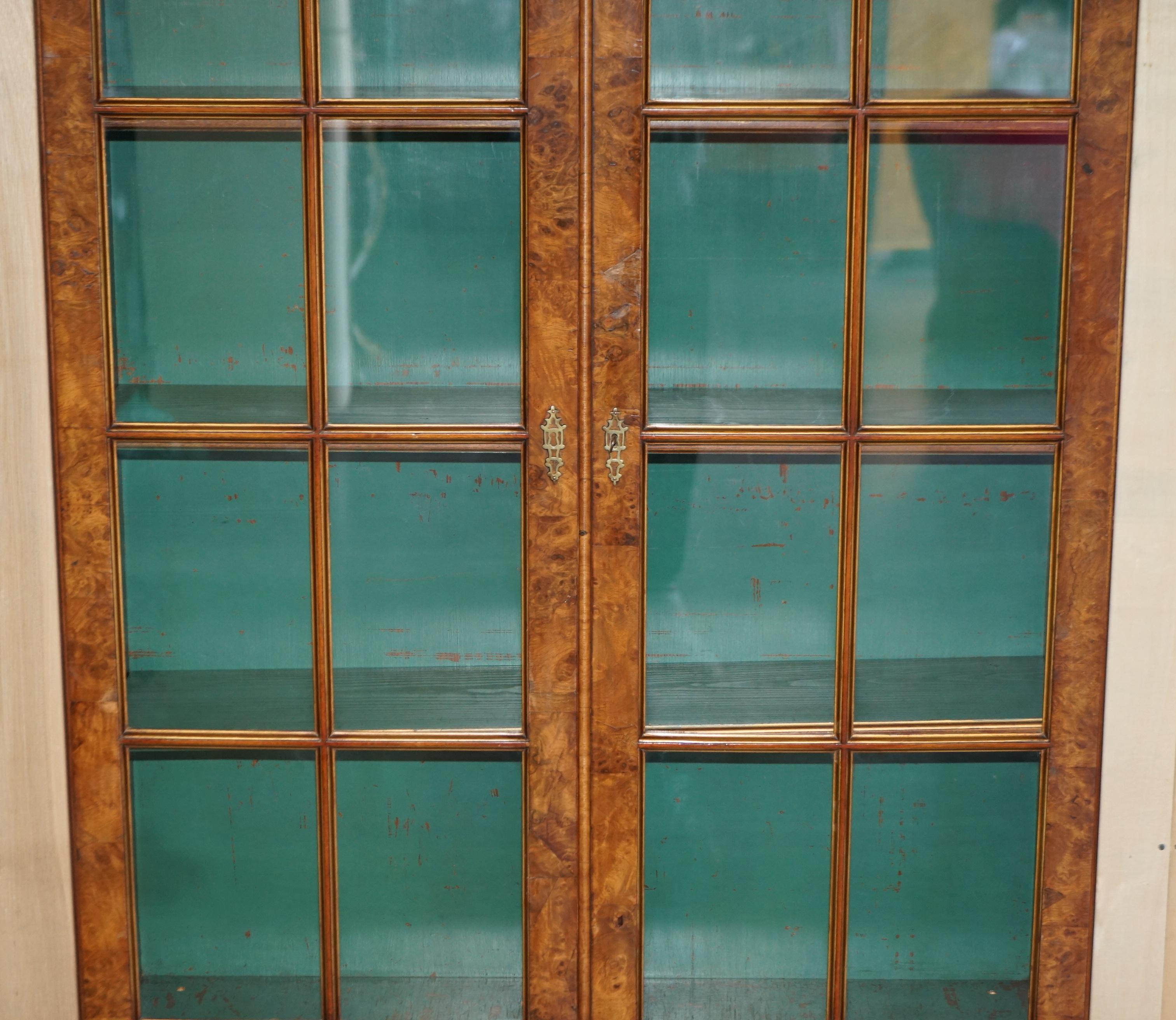Antikes viktorianisches Bücherregal aus Wurzelnussholz mit gotischen glasierten Türen, erhaben (Englisch) im Angebot